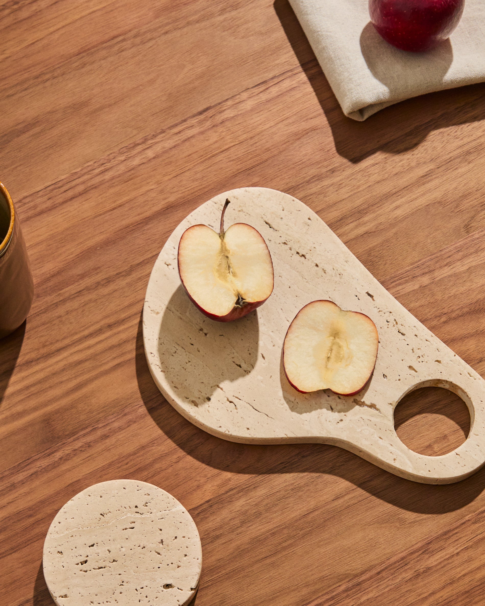 Zera serving board in beige marble - Lifestyle