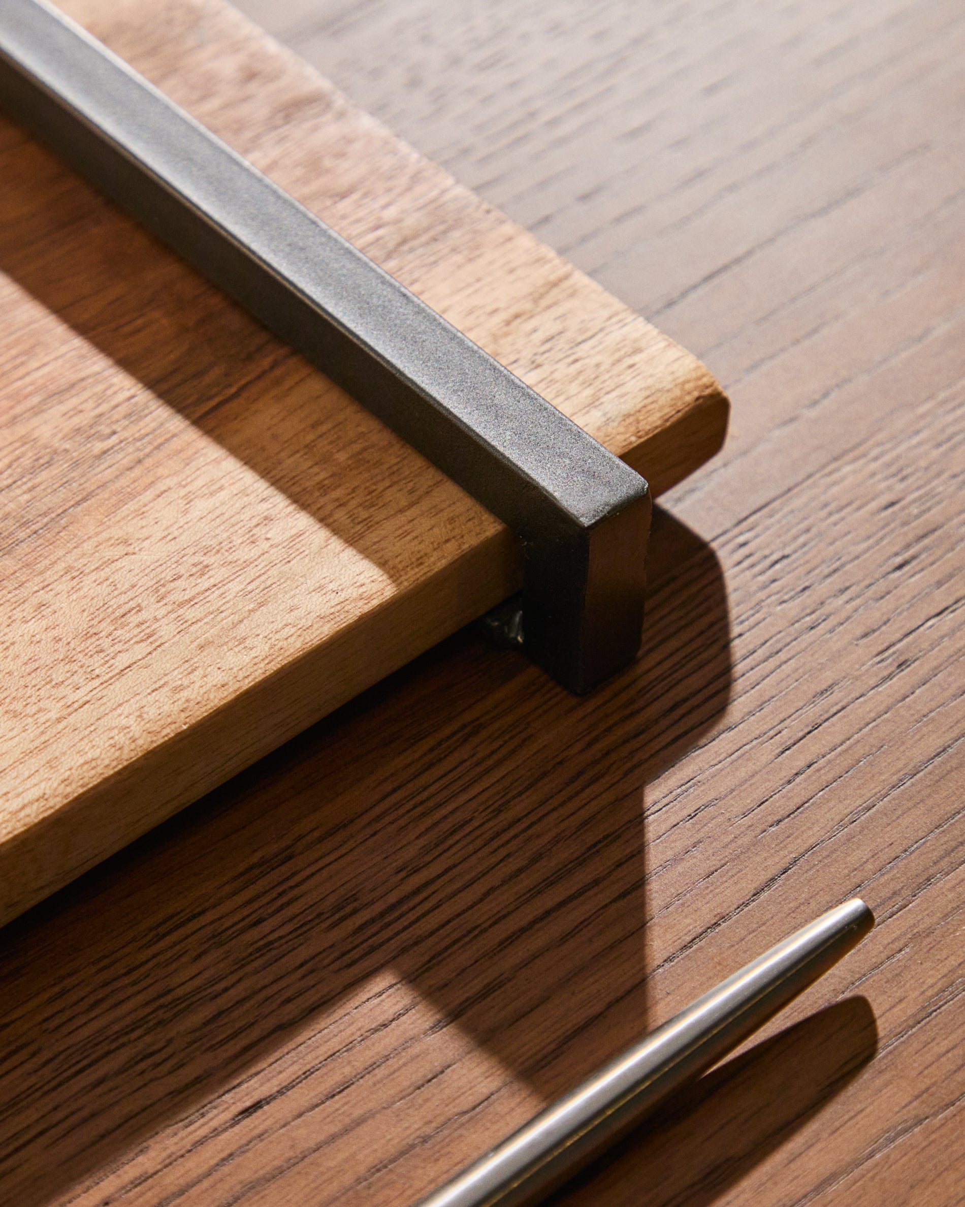 Vira serving board in acacia wood and black metal - Lifestyle