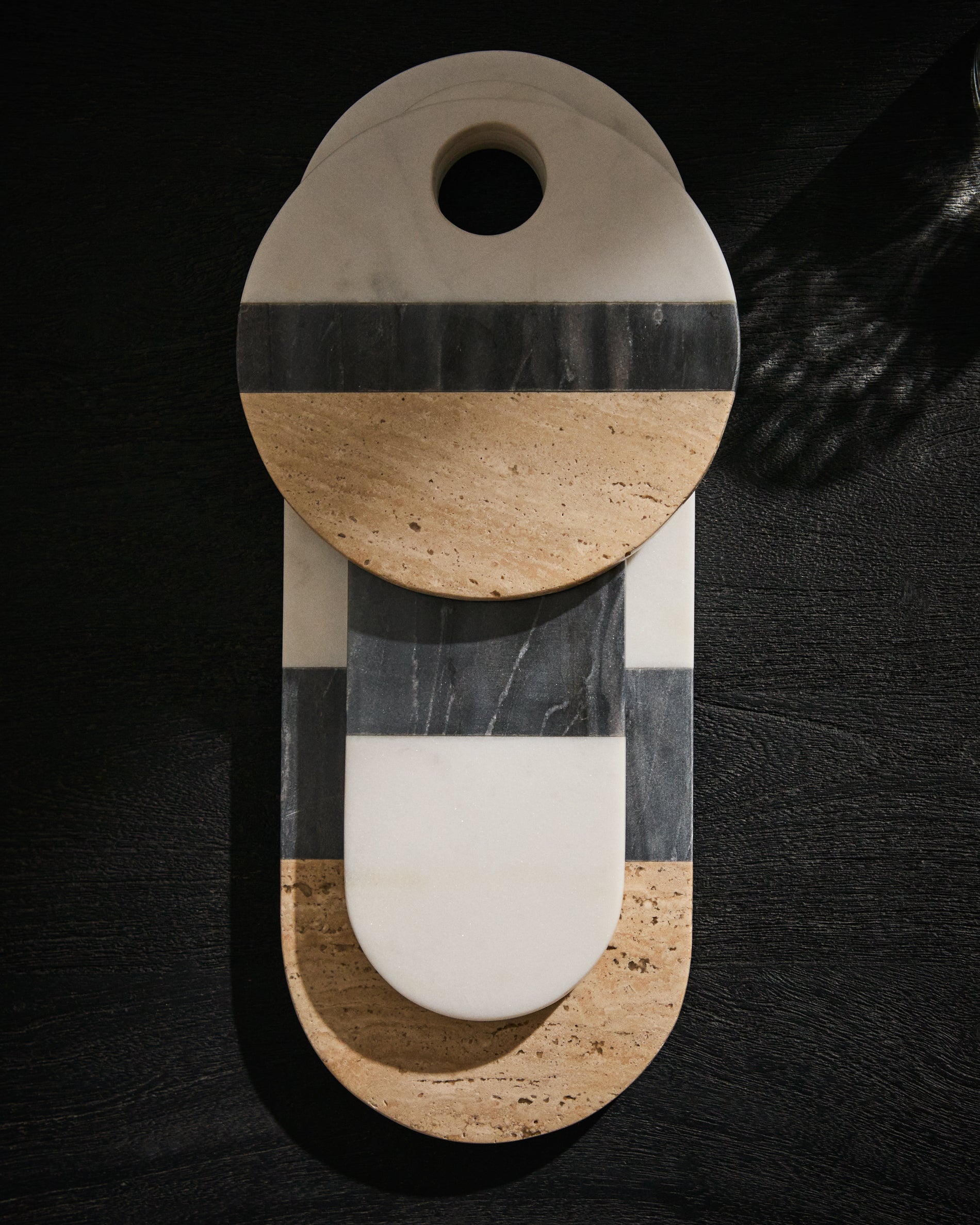 Nivol large serving board in white and black marble and travertine - Lifestyle