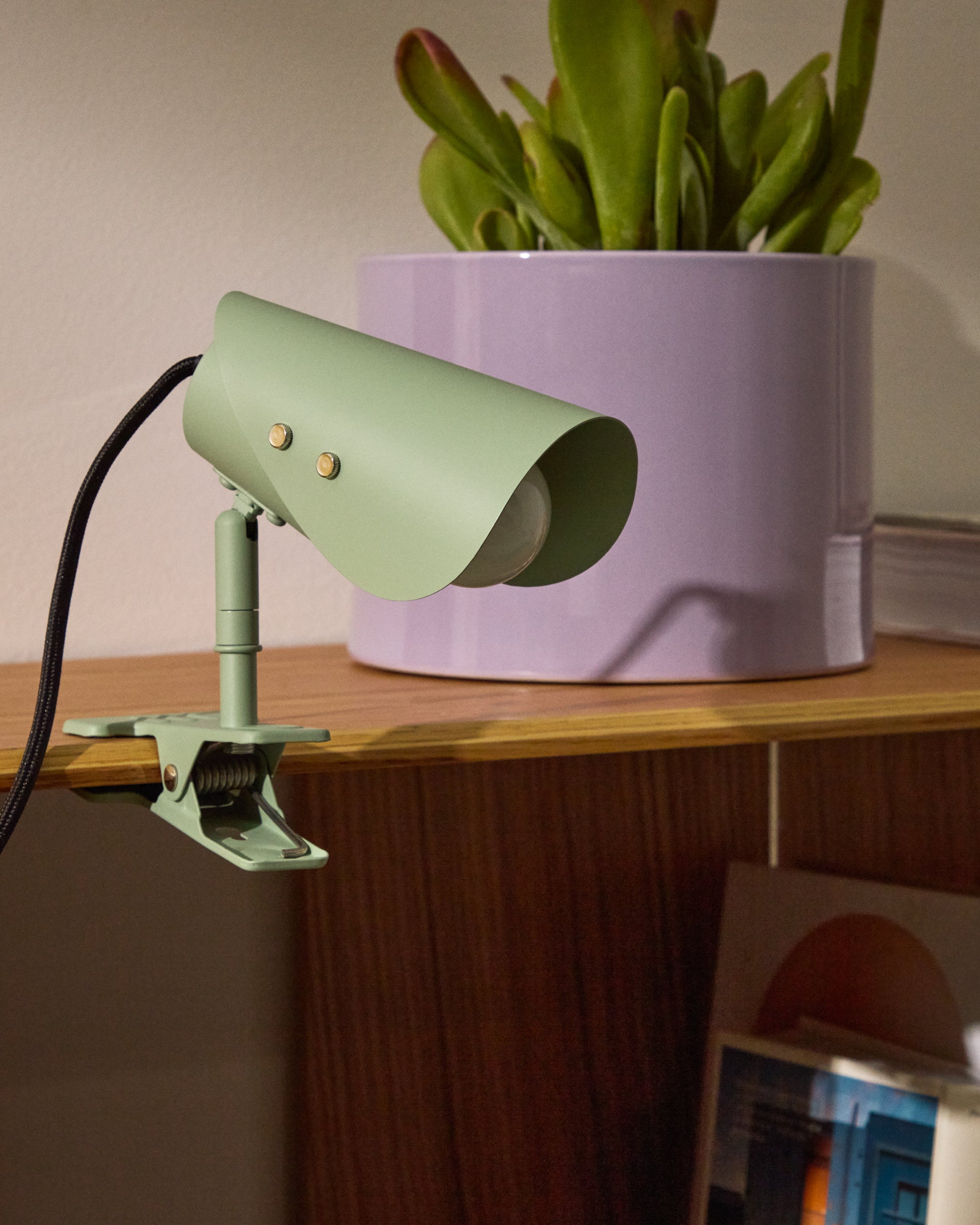 Jula small lamp with clamp in green metal - Lifestyle