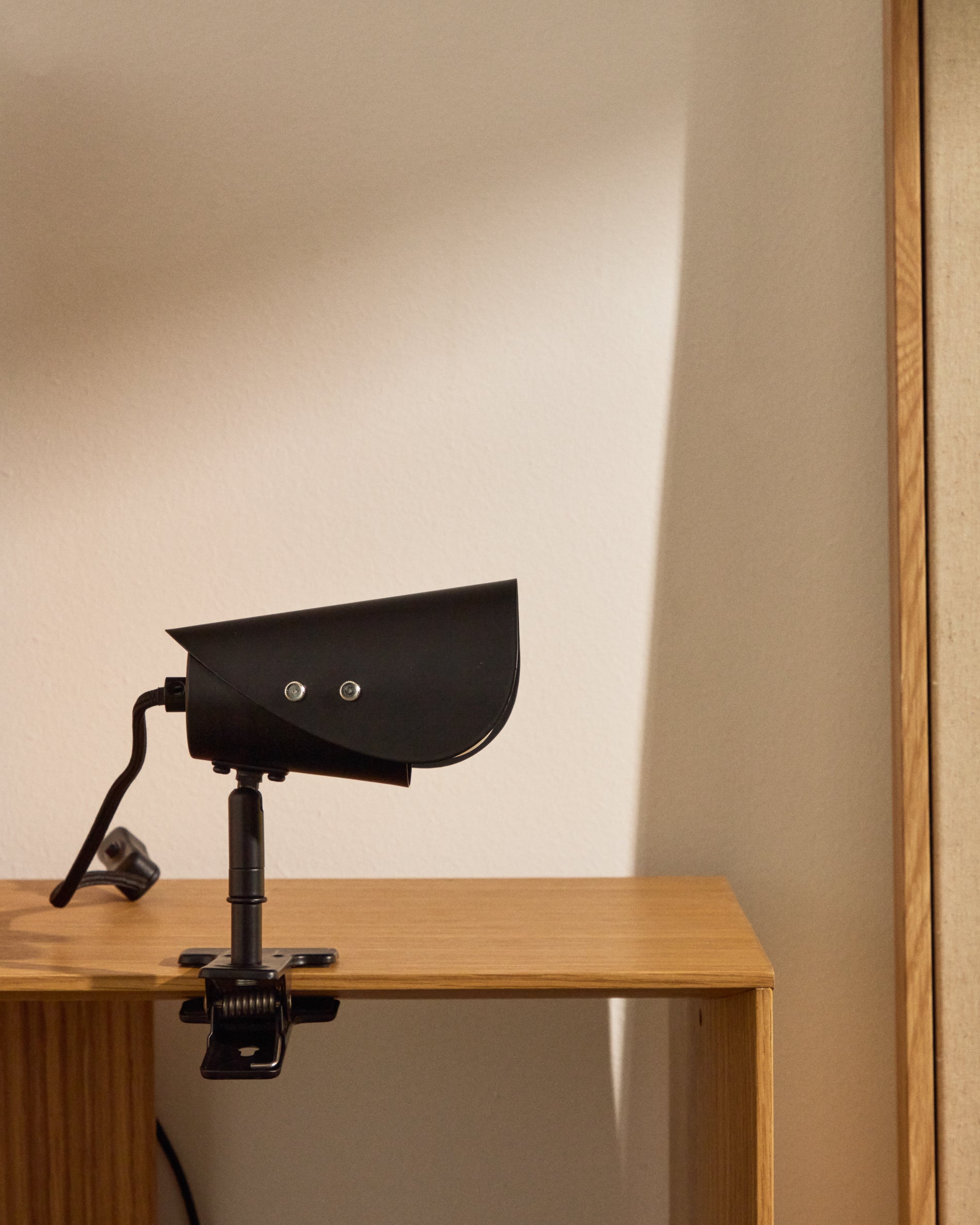 Jula small lamp with clamp in black metal - Lifestyle