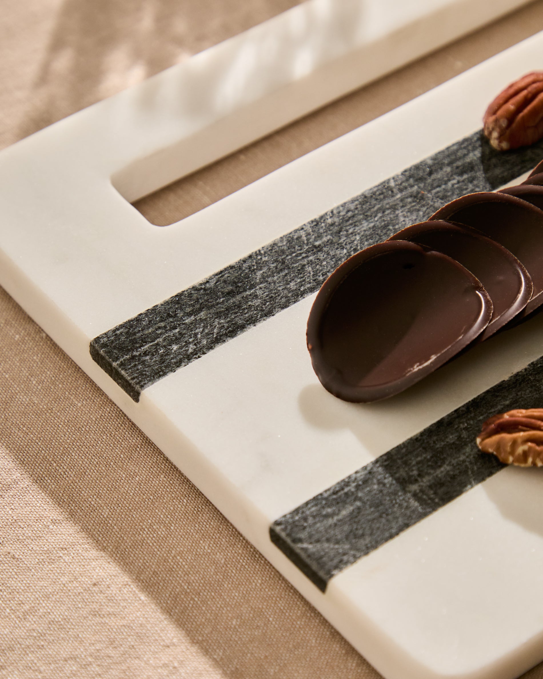 Nira square serving board in black and white marble - Lifestyle