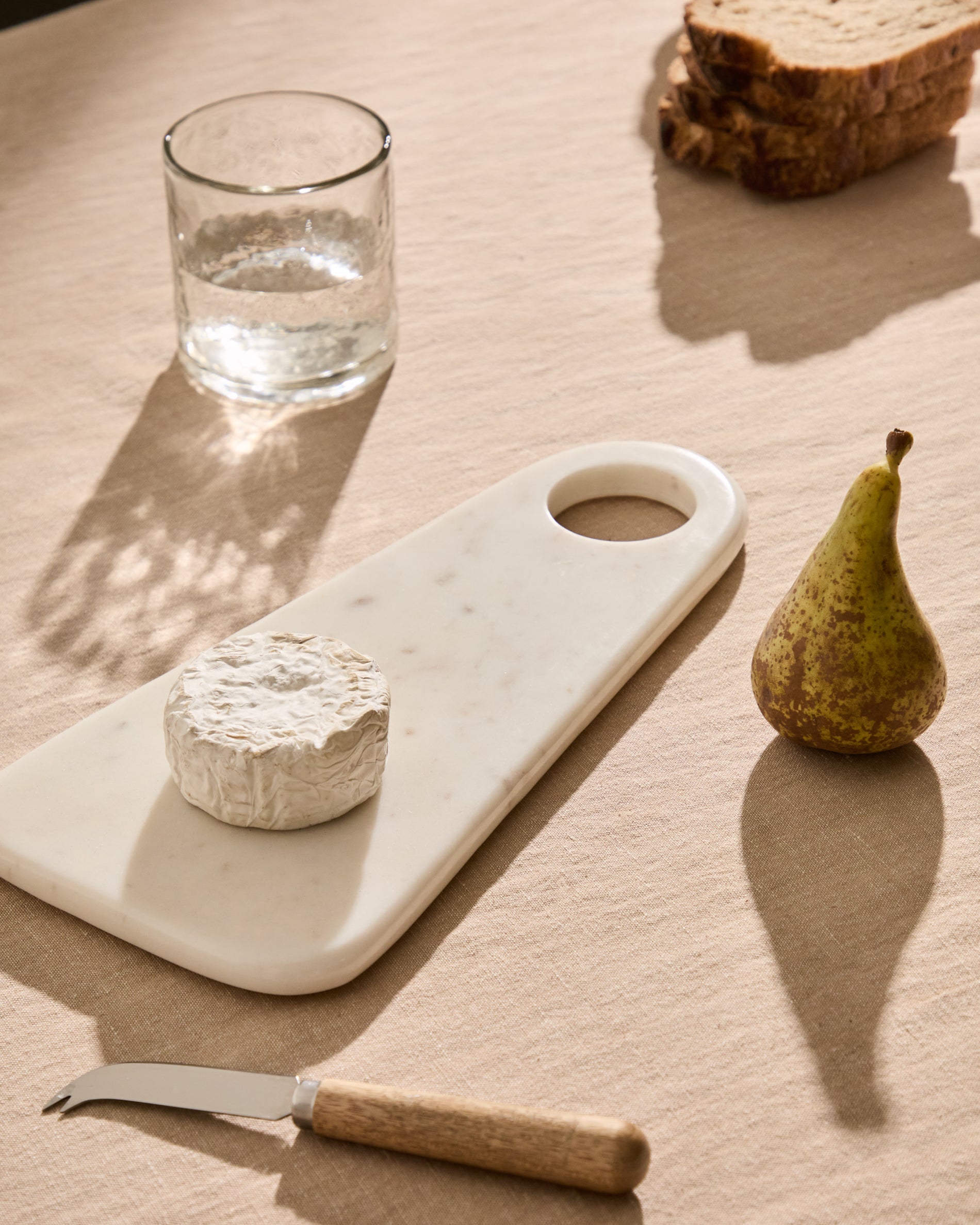 Zera serving board in white marble - Lifestyle