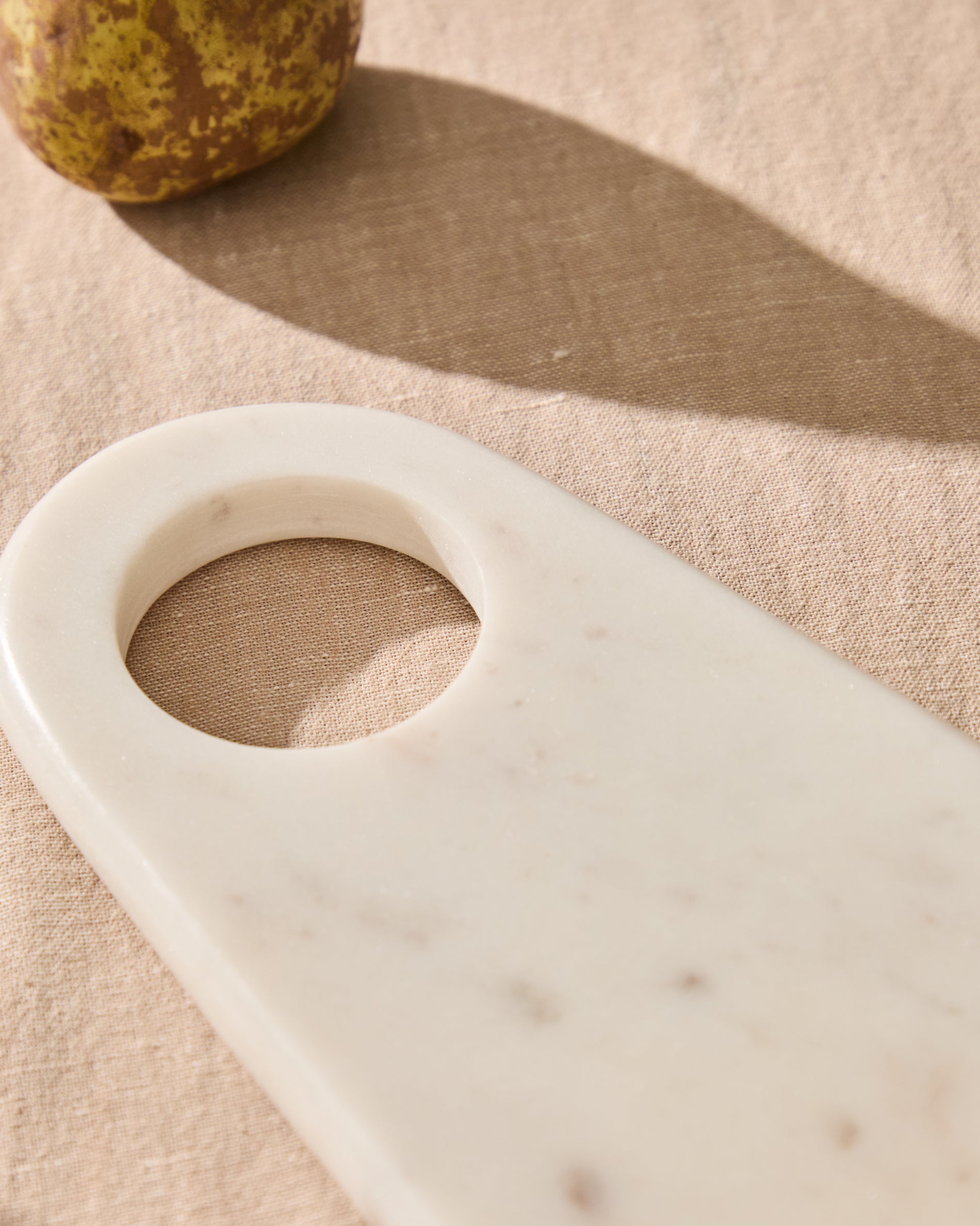 Zera serving board in white marble - Lifestyle