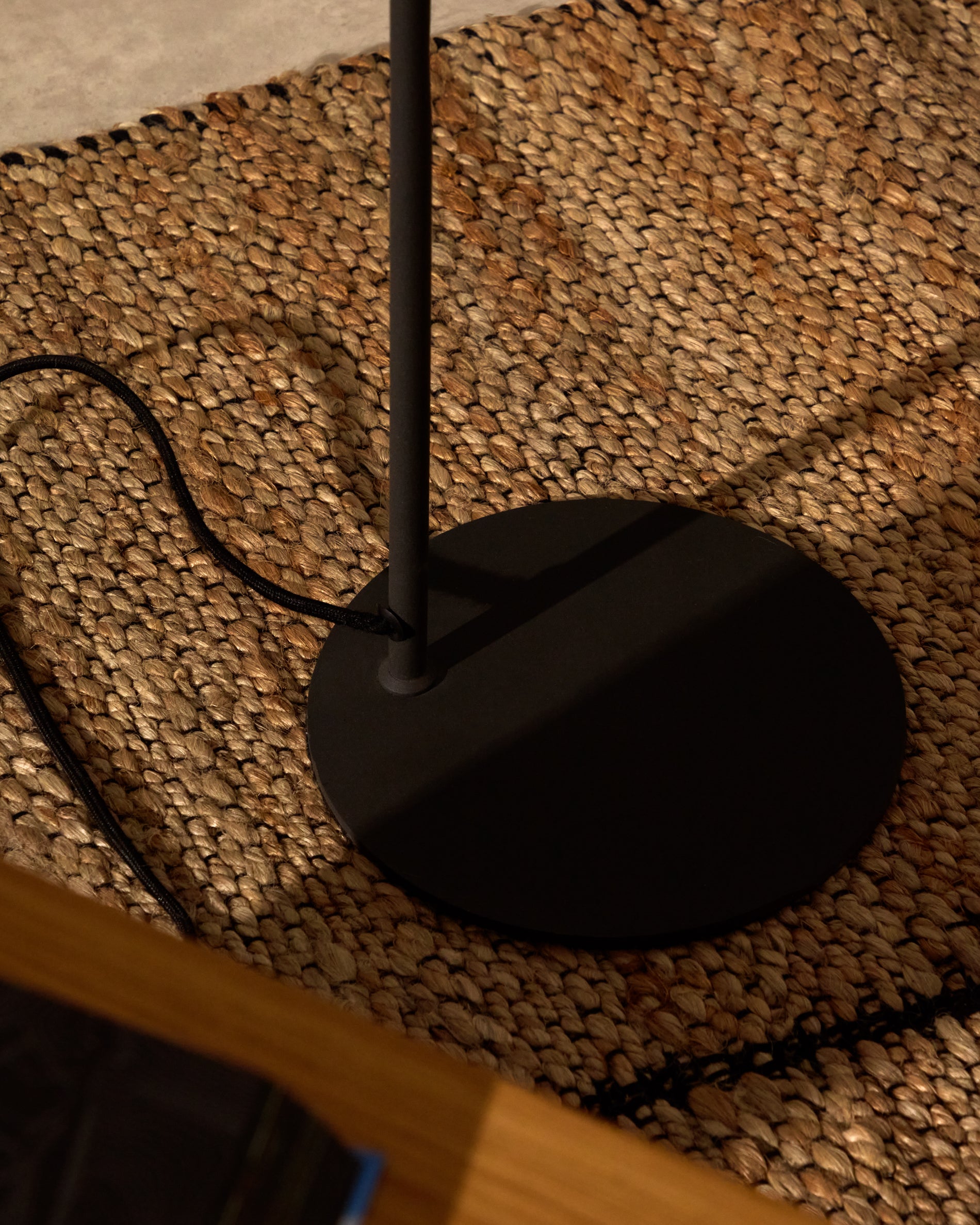 Manie metal floor lamp with black cast-iron-effect finish