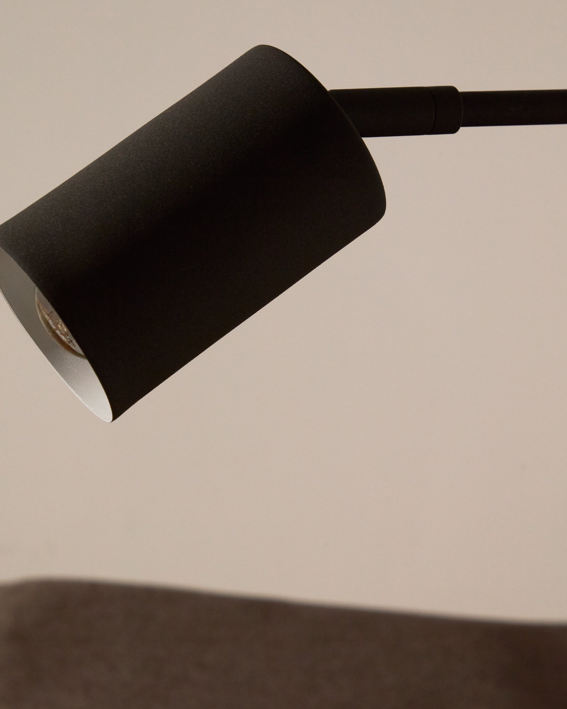 Manie metal desk lamp in metal with black cast-iron-effect finish