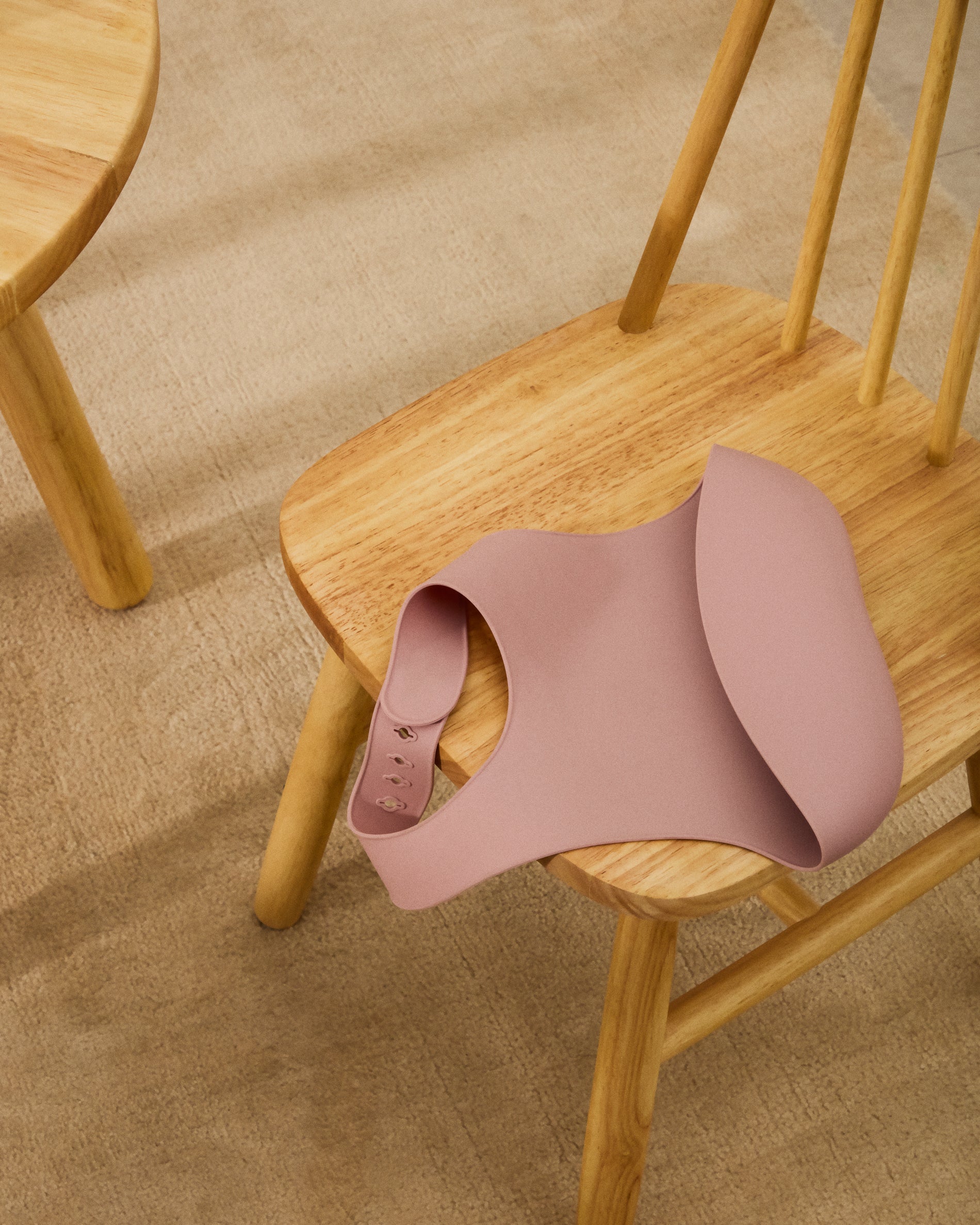 Lili set of two bibs in pink and turquoise silicone - Lifestyle