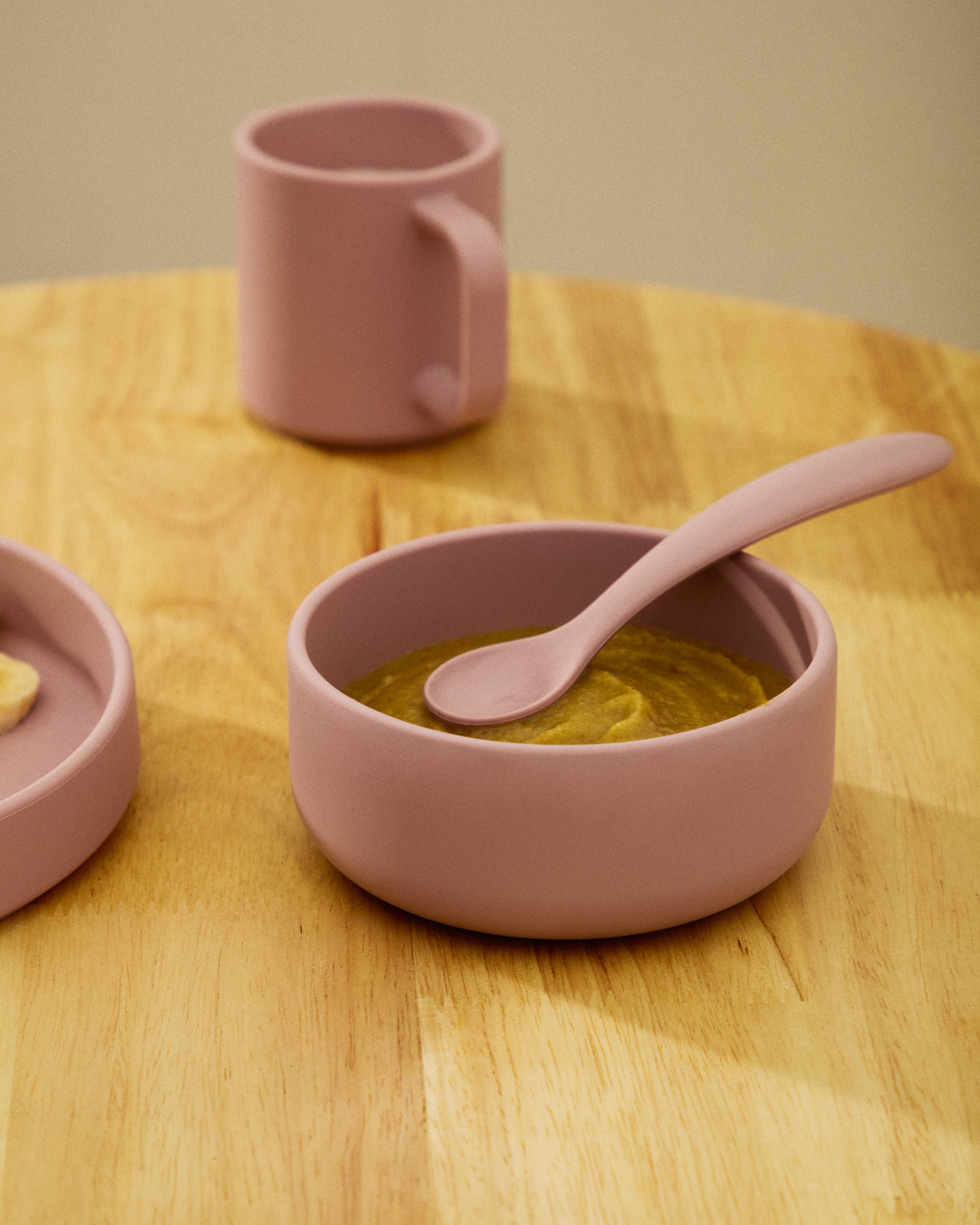 Lili plate and bowl set in pink silicone - Lifestyle