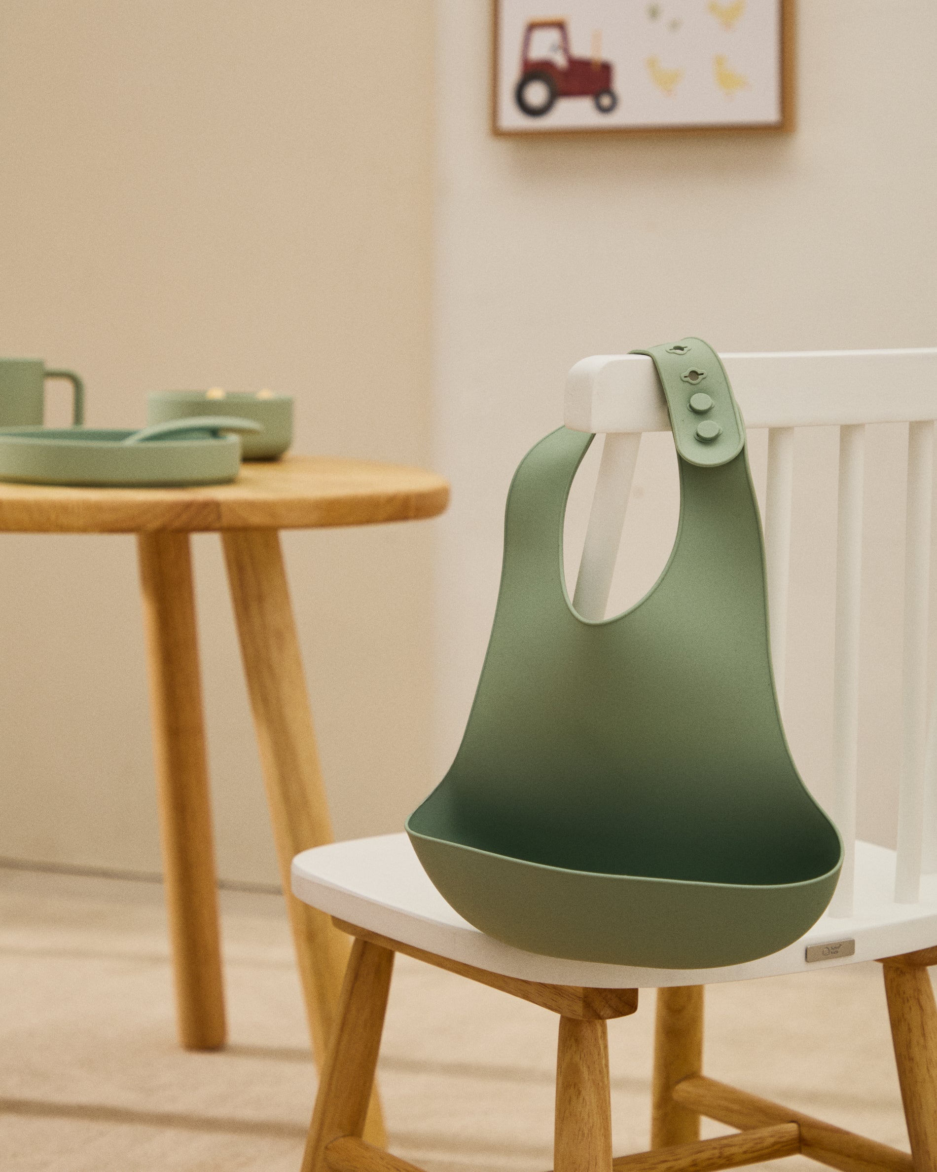 Lili set of two bibs in pink and turquoise silicone - Lifestyle