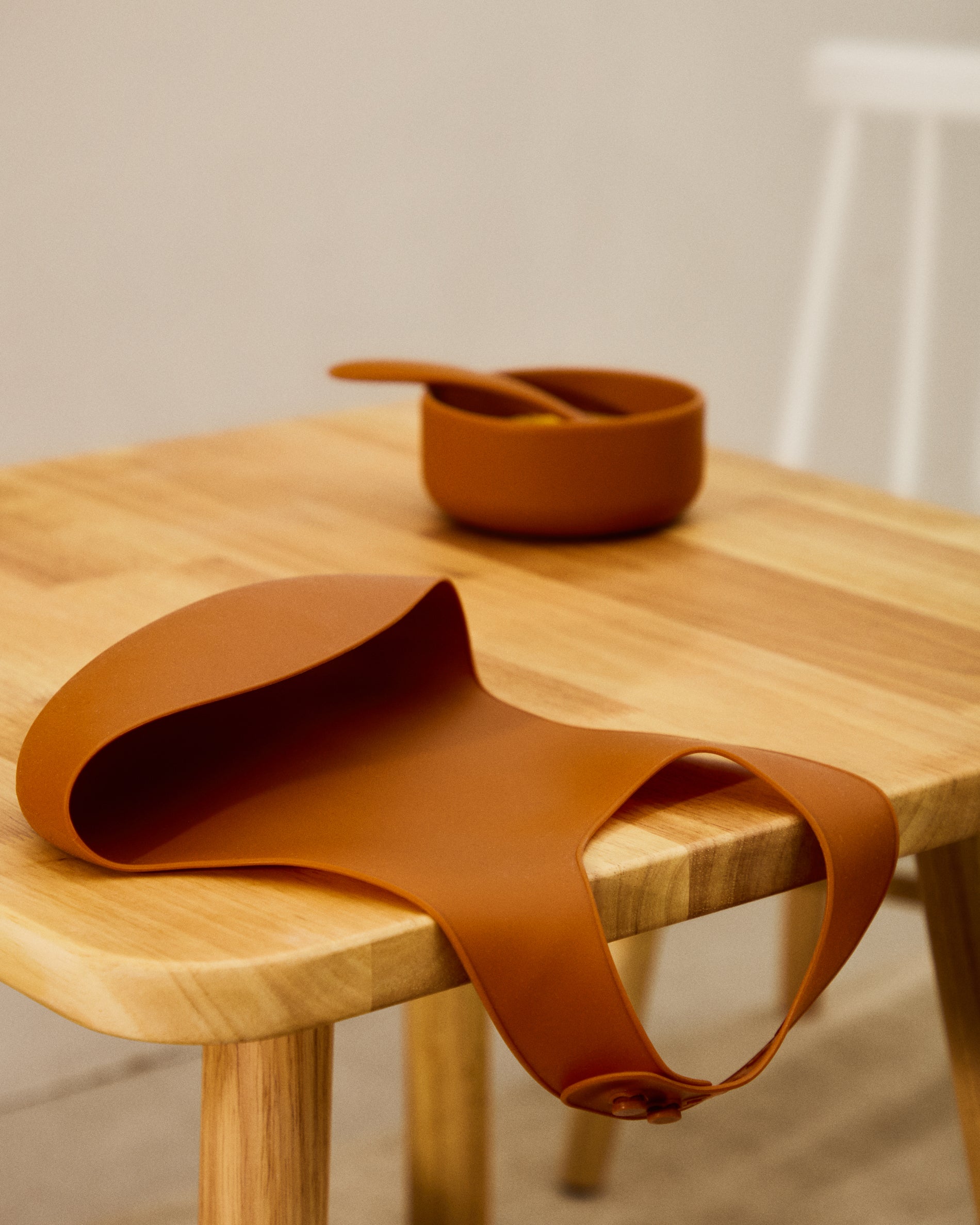 Lili set of two bibs in orange and blue silicone - Lifestyle