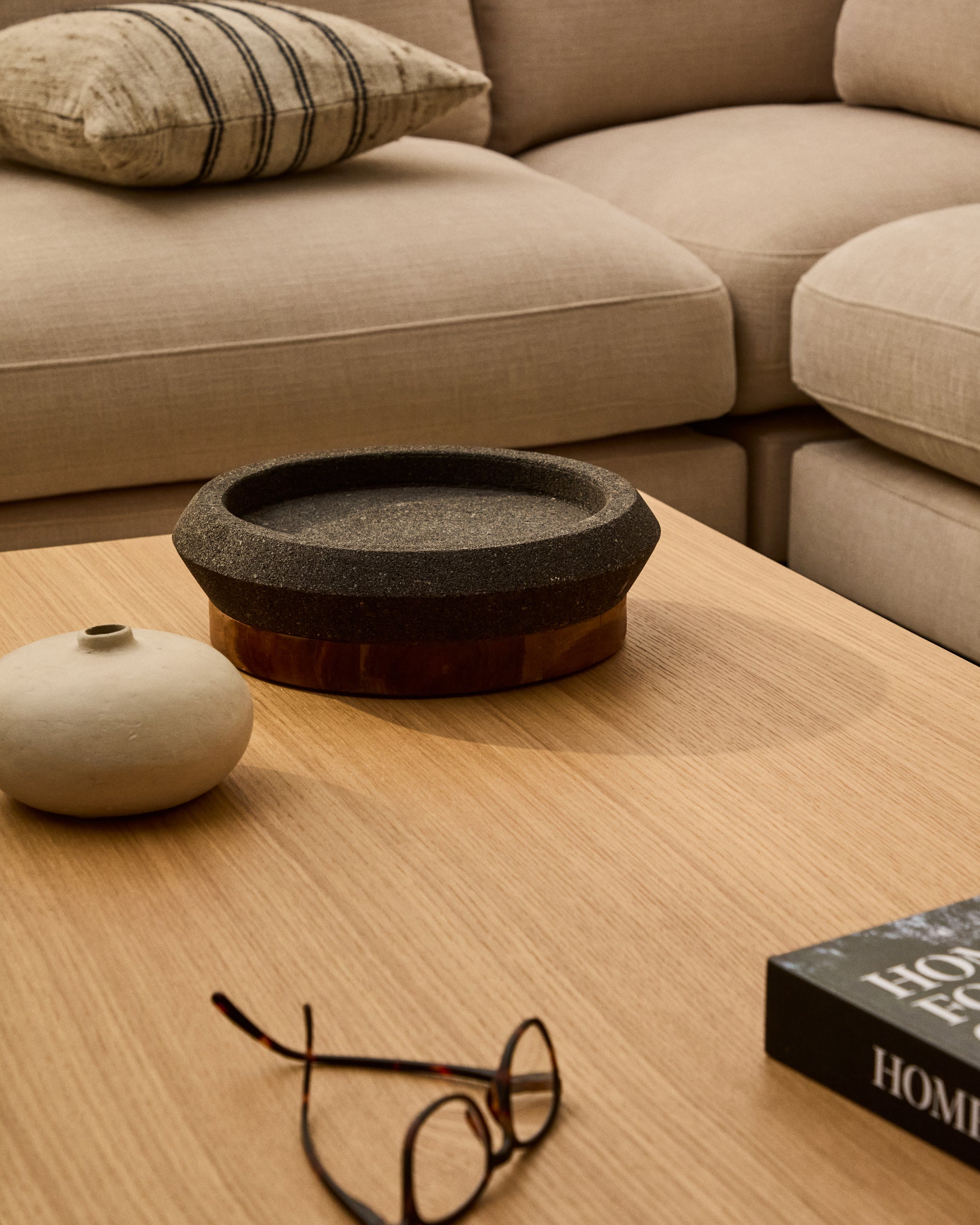 Naro centrepiece in black stone and teak wood Ø30cm - Lifestyle