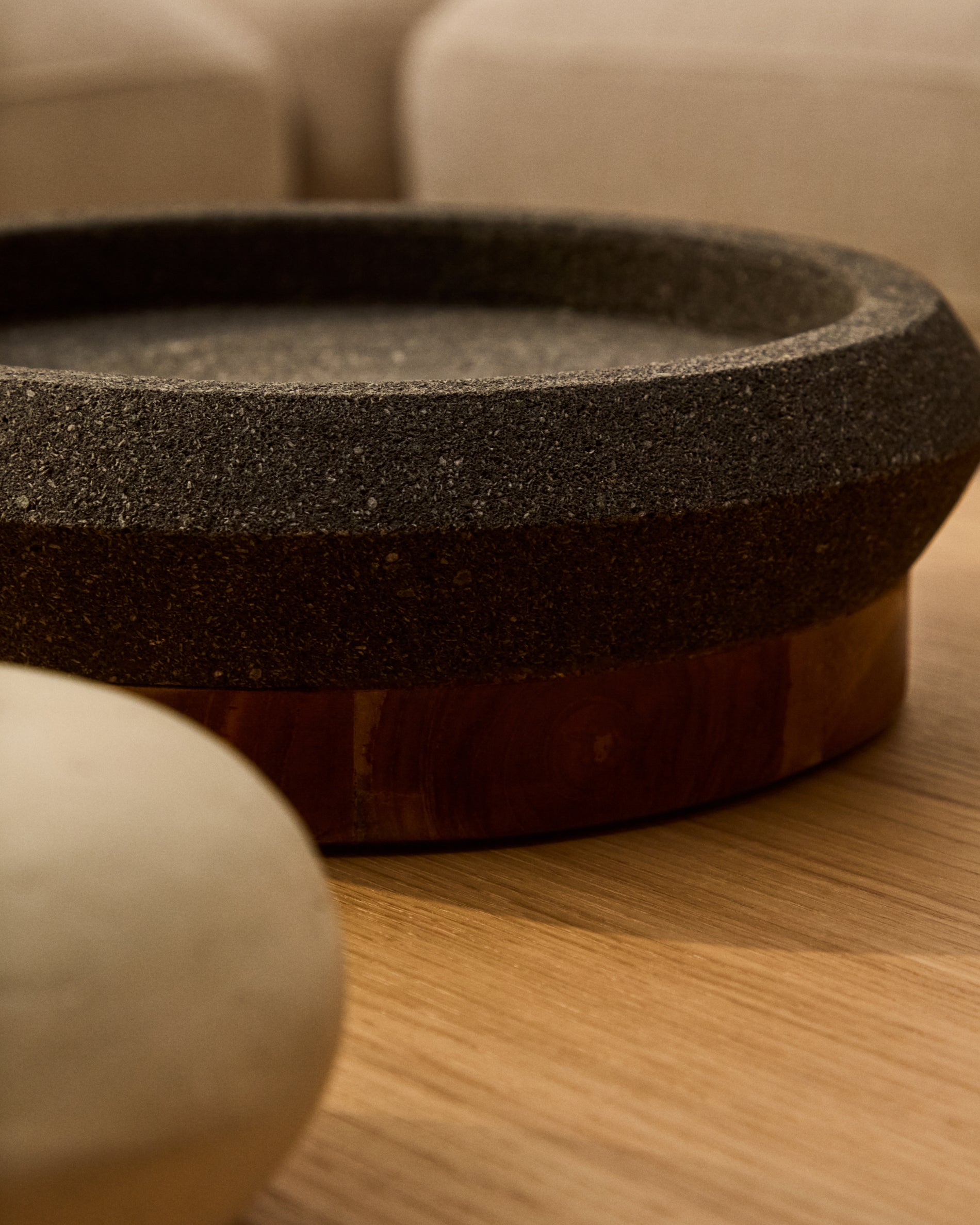 Naro centrepiece in black stone and teak wood Ø30cm - Lifestyle