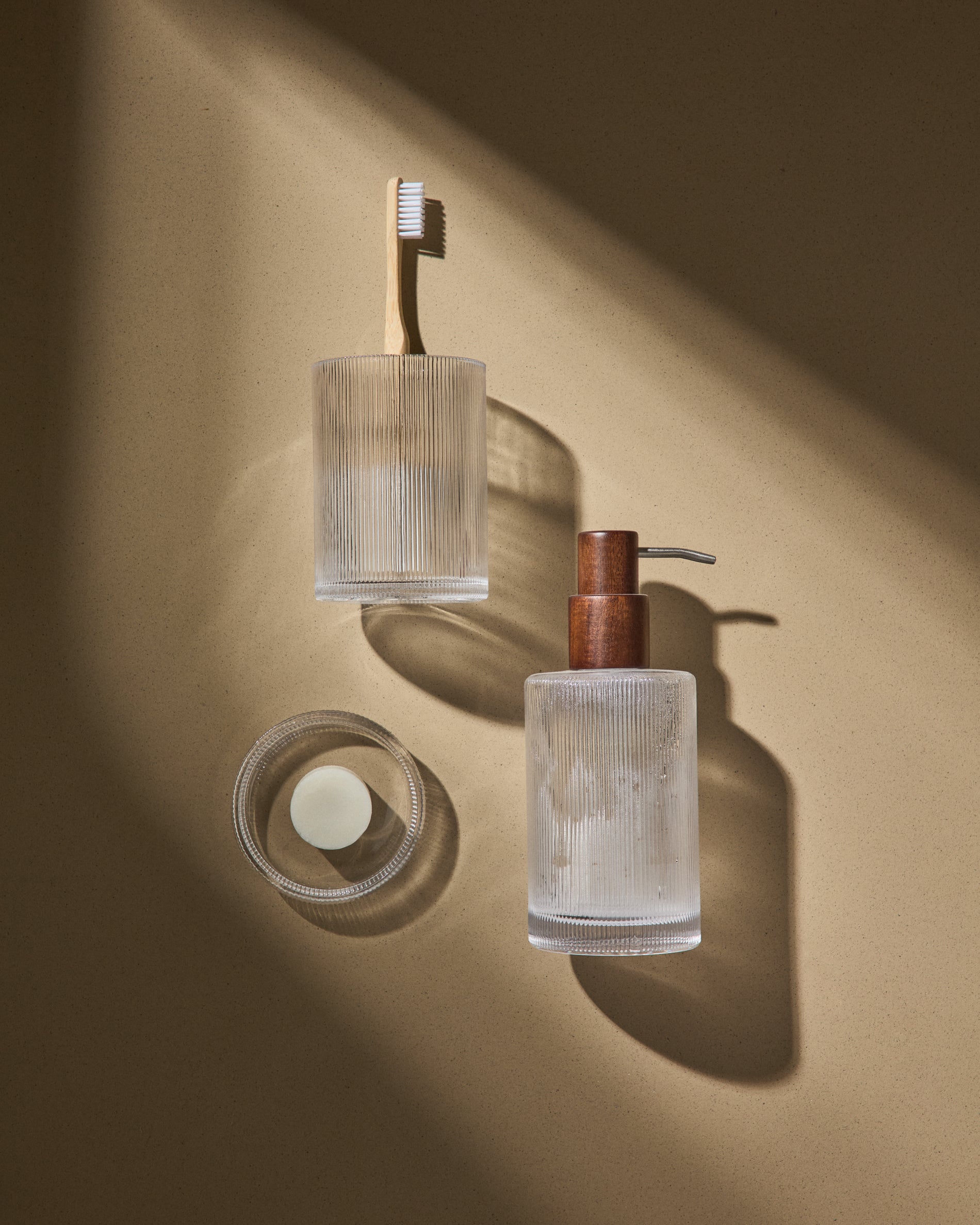 Arlem soap dispenser in clear glass and bamboo - Lifestyle