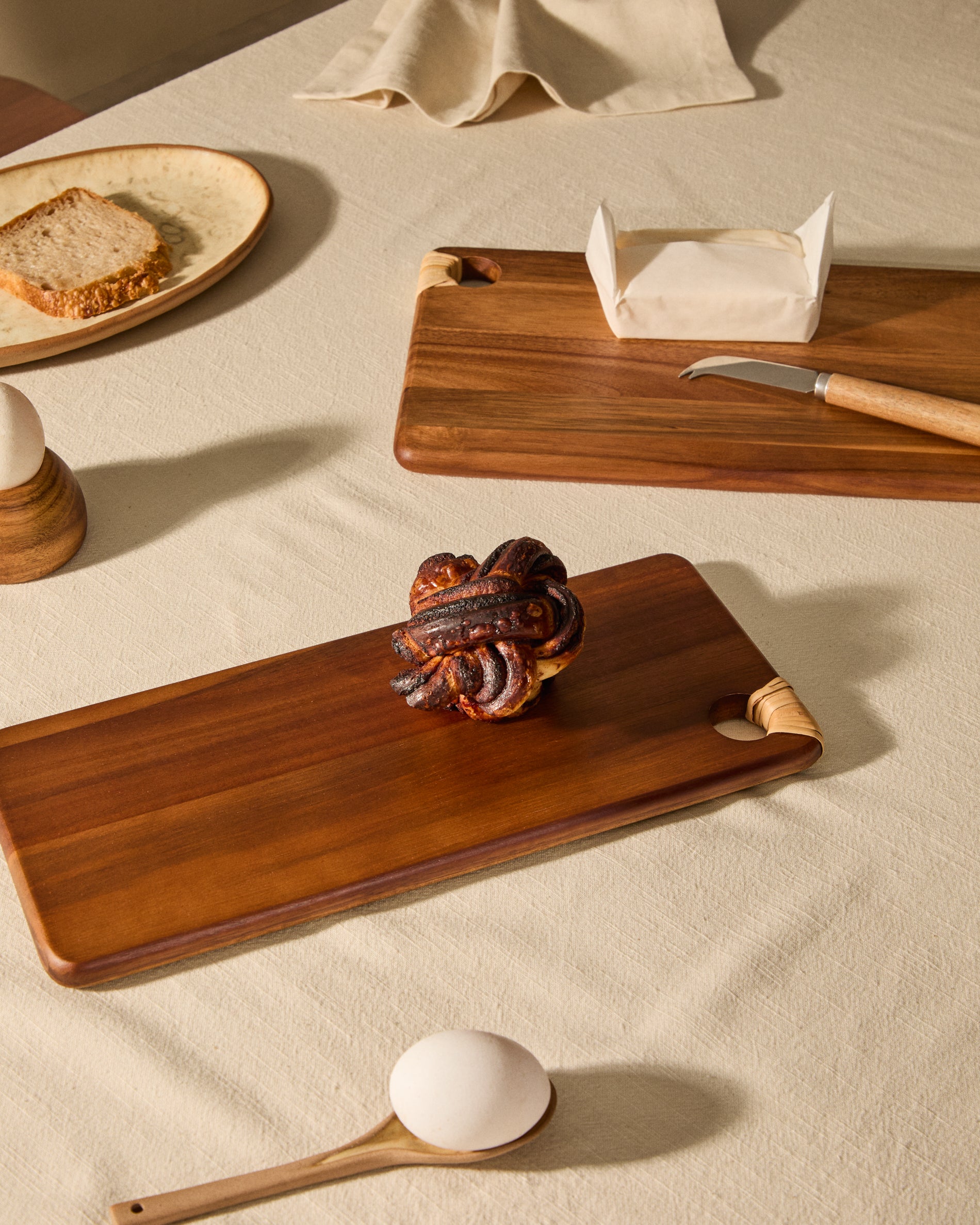 Sardis serving board in FSC 100% acacia wood and rattan 35 x 20 cm - Lifestyle