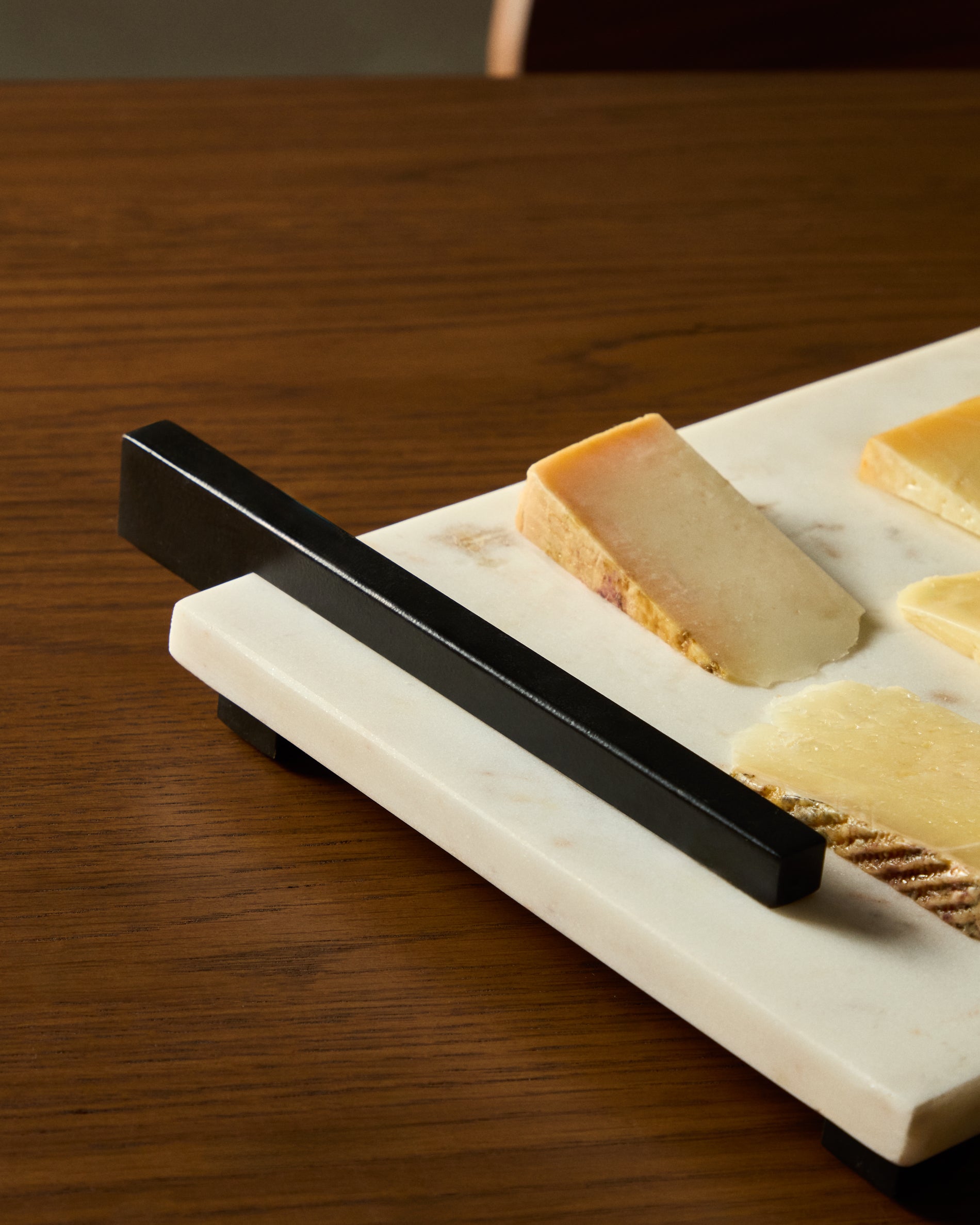 Vira serving board in white marble and black metal - Lifestyle