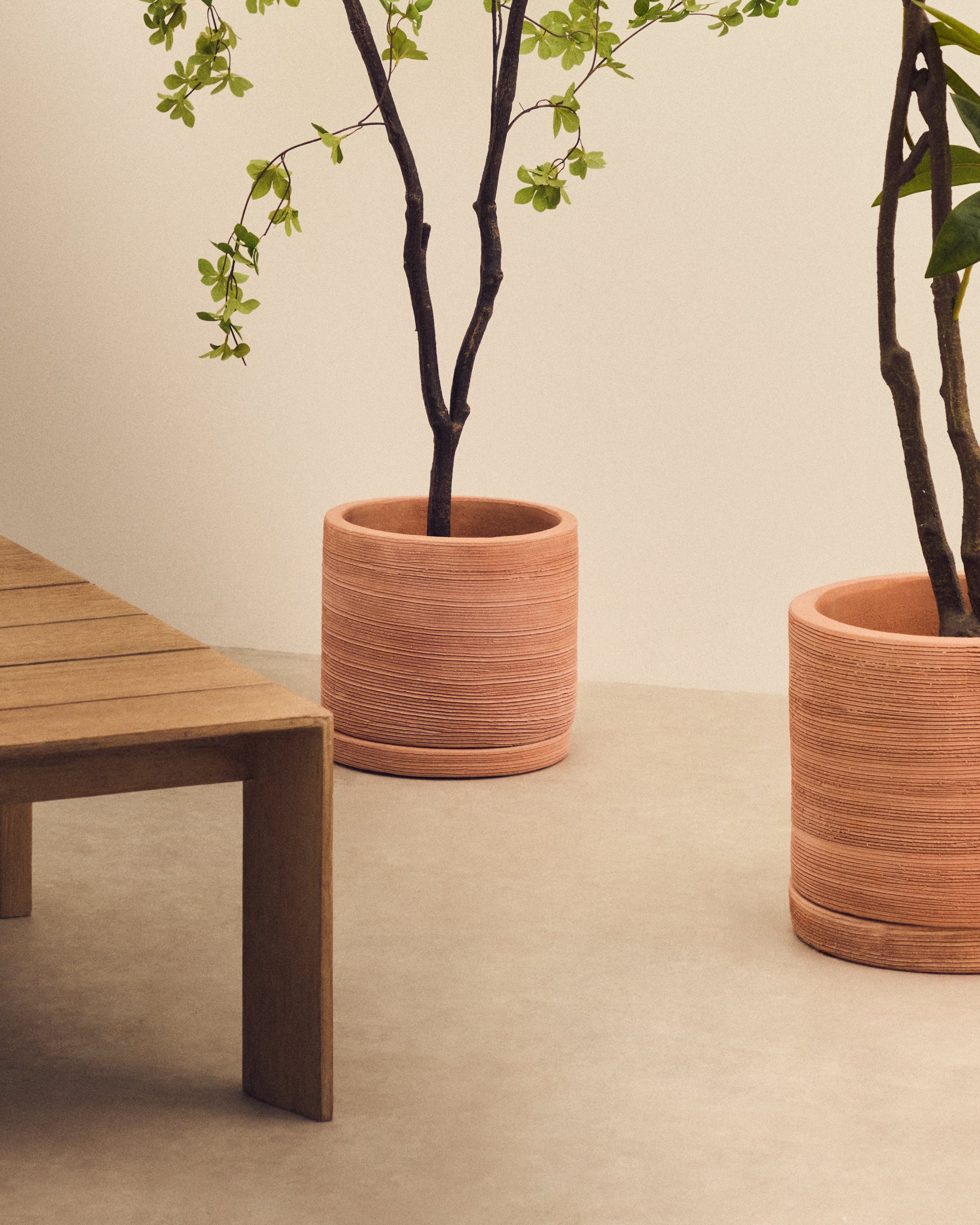 Karlina set of 2 terracotta plant pots with dishes, Ø 33 cm / Ø 24 cm - Lifestyle