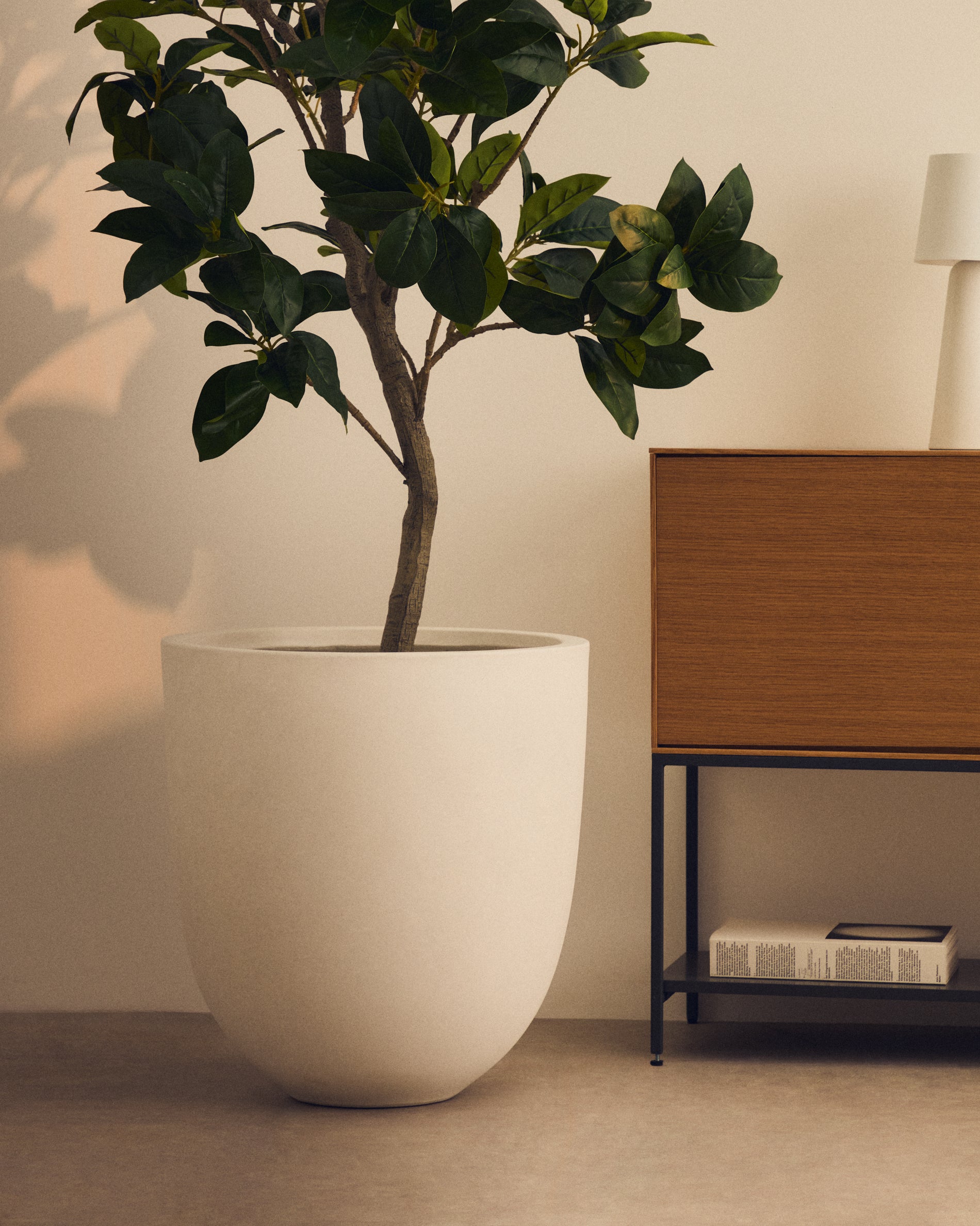 Aiguablava plant pot in white cement, Ø 56 cm - Lifestyle
