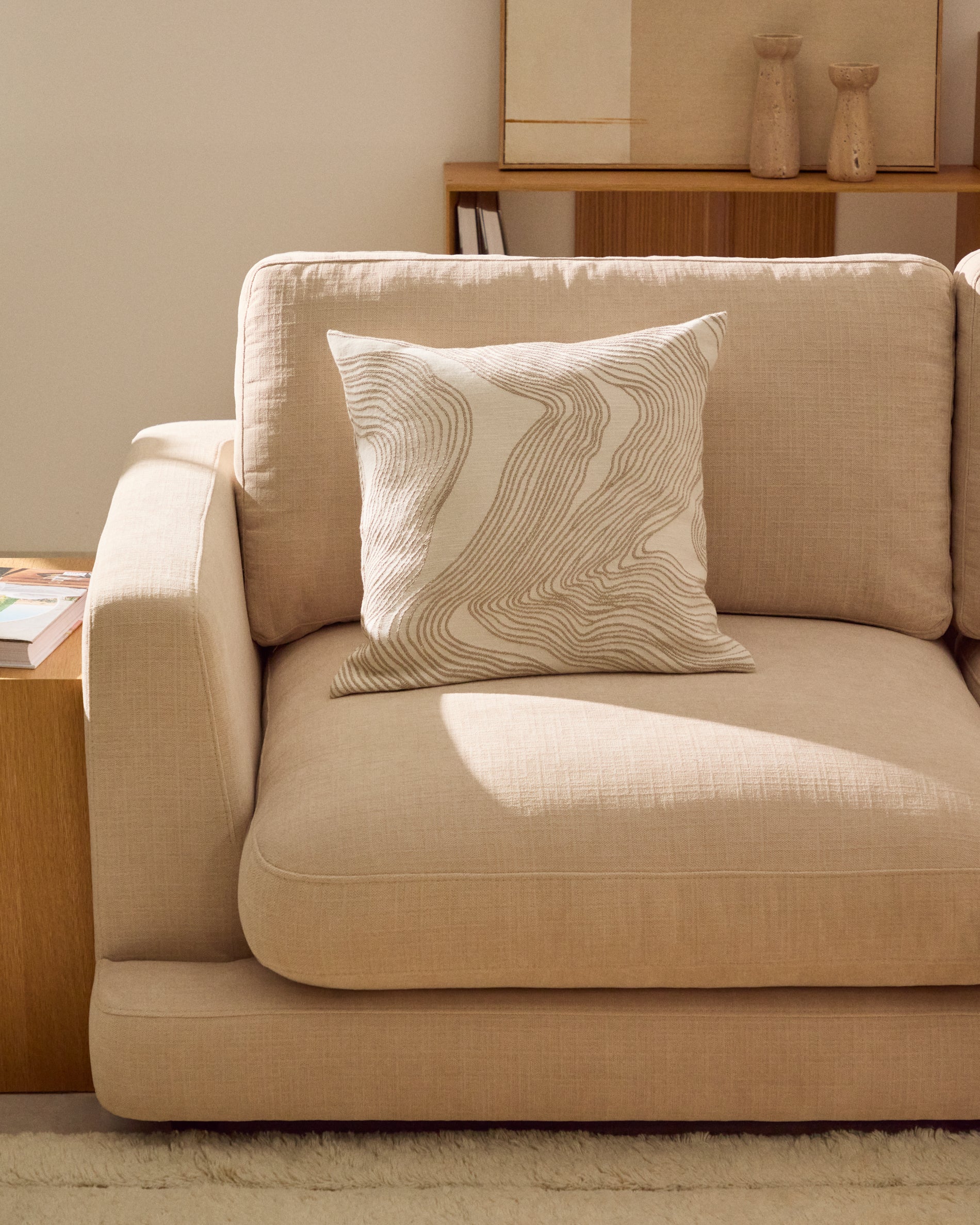 Ondara cushion cover with beige graphic detail 50 x 50cm - Lifestyle