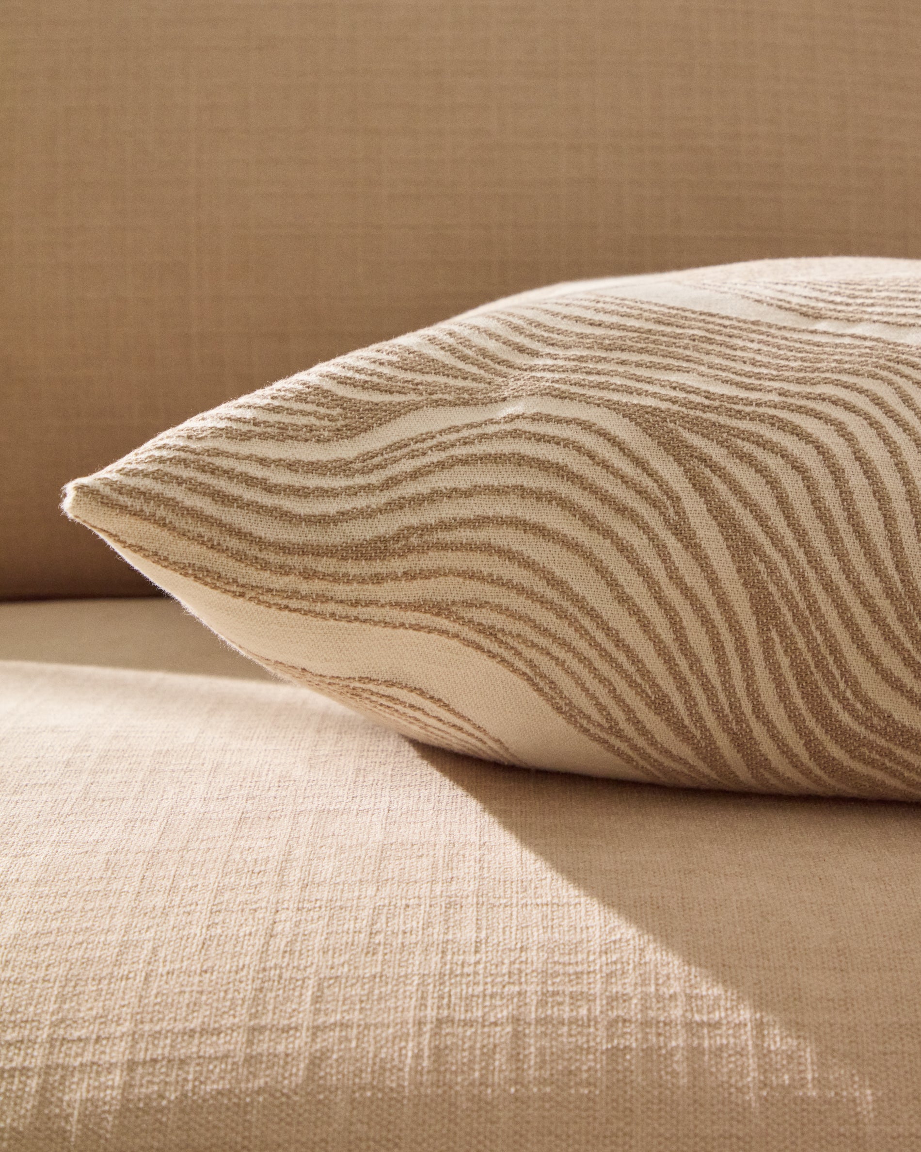 Ondara cushion cover with beige graphic detail 50 x 50cm - Lifestyle