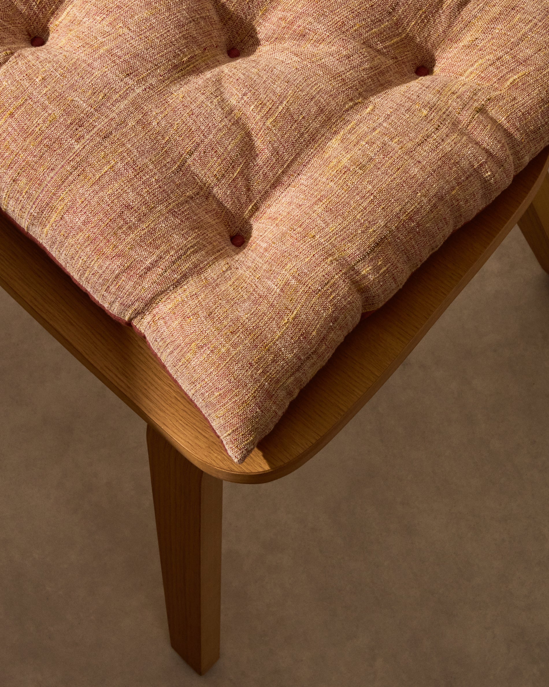 Aren pink chair cushion 45 x 45cm - Lifestyle