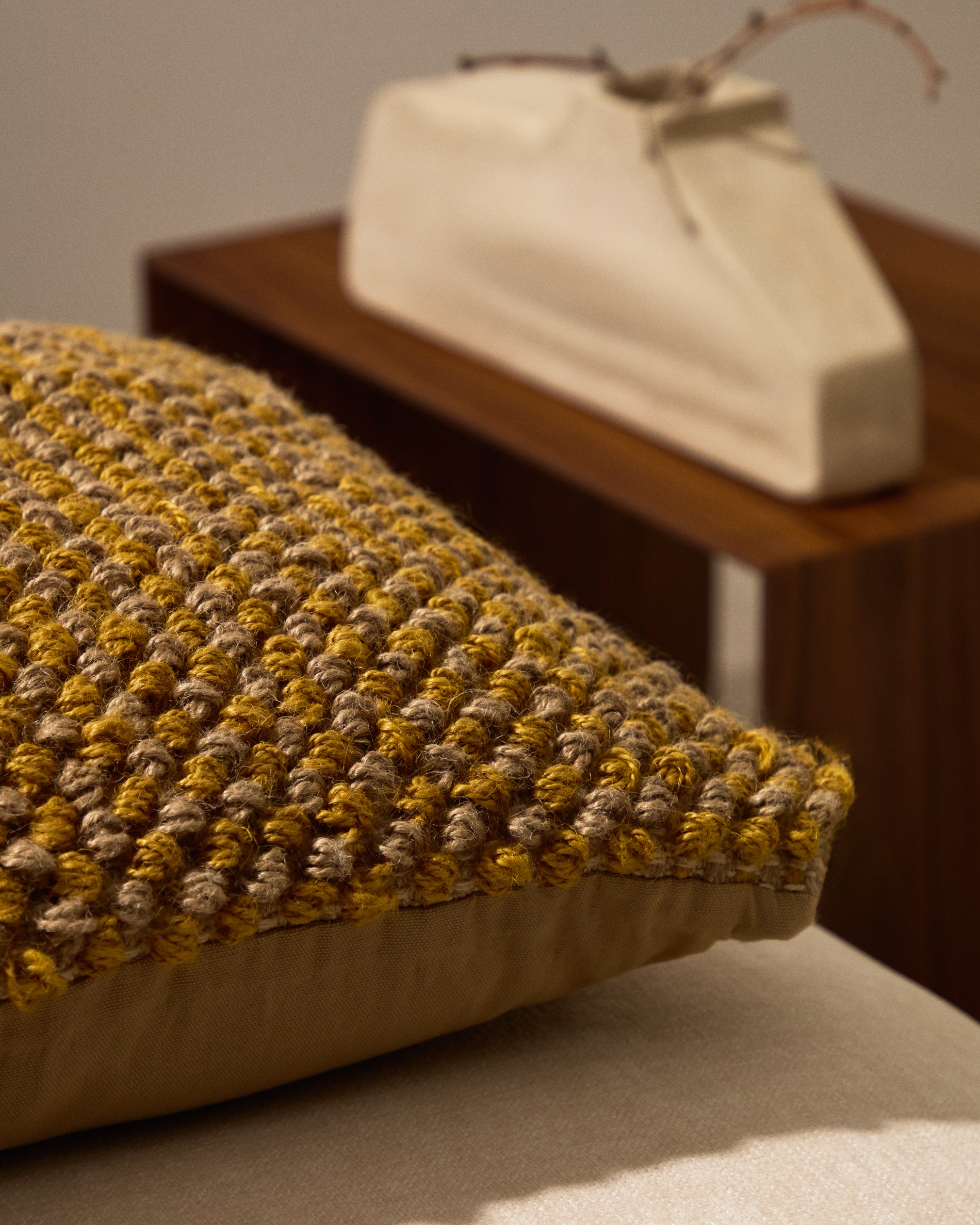 Sayen mustard jute cushion cover 50 x 50 cm - Lifestyle