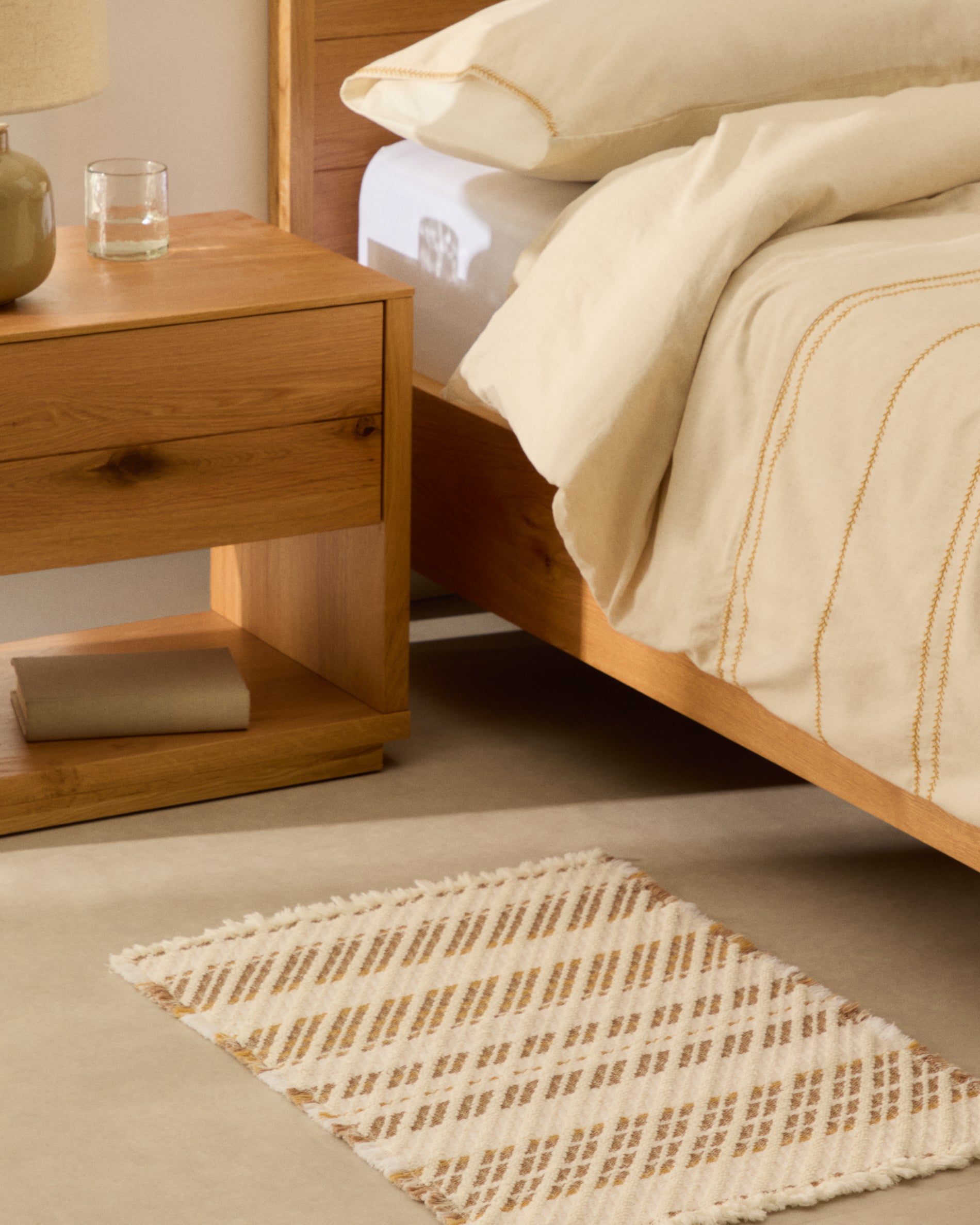 Milda white and beige 100% cotton bathmat with fringe detail 50 x 70cm - Lifestyle