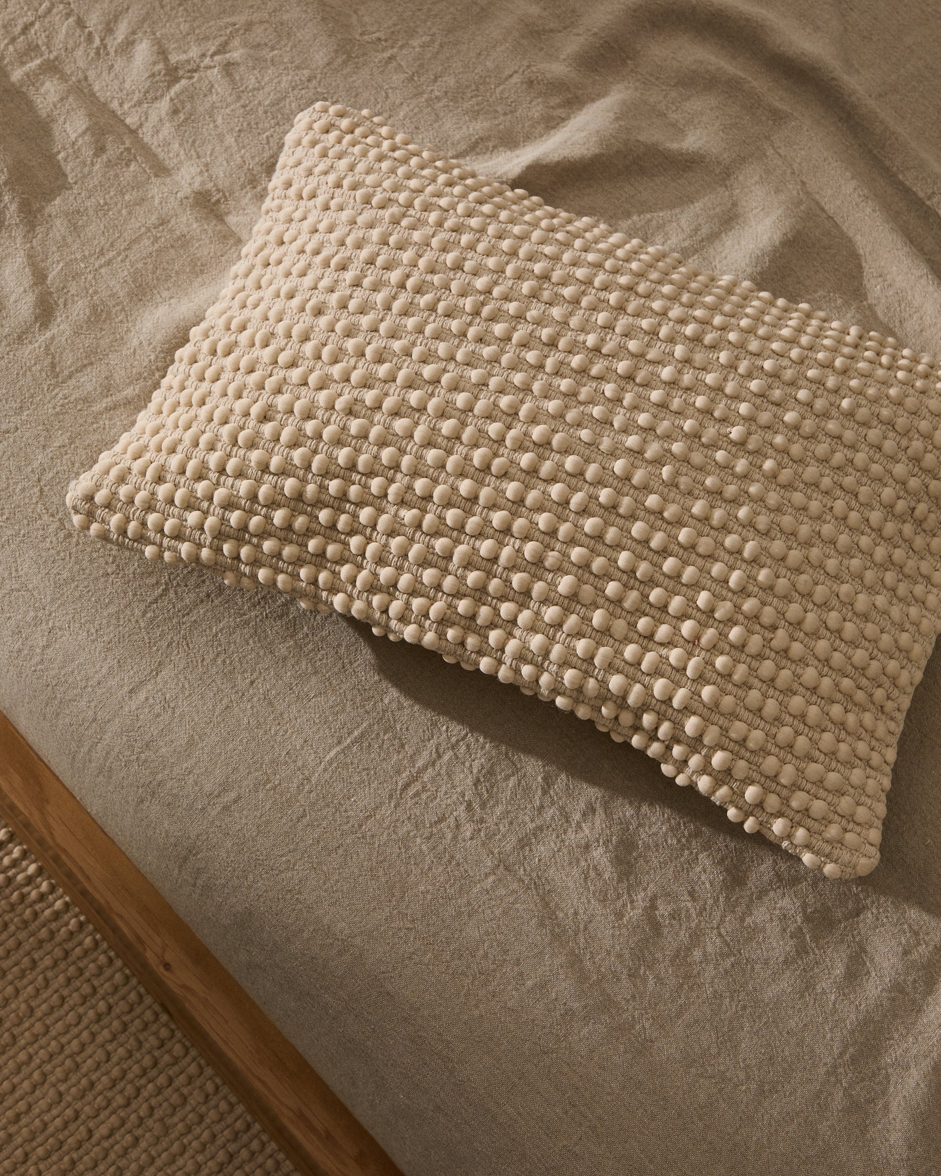 Mascarell white cotton and polyester cushion cover 40 x 60 cm - Lifestyle