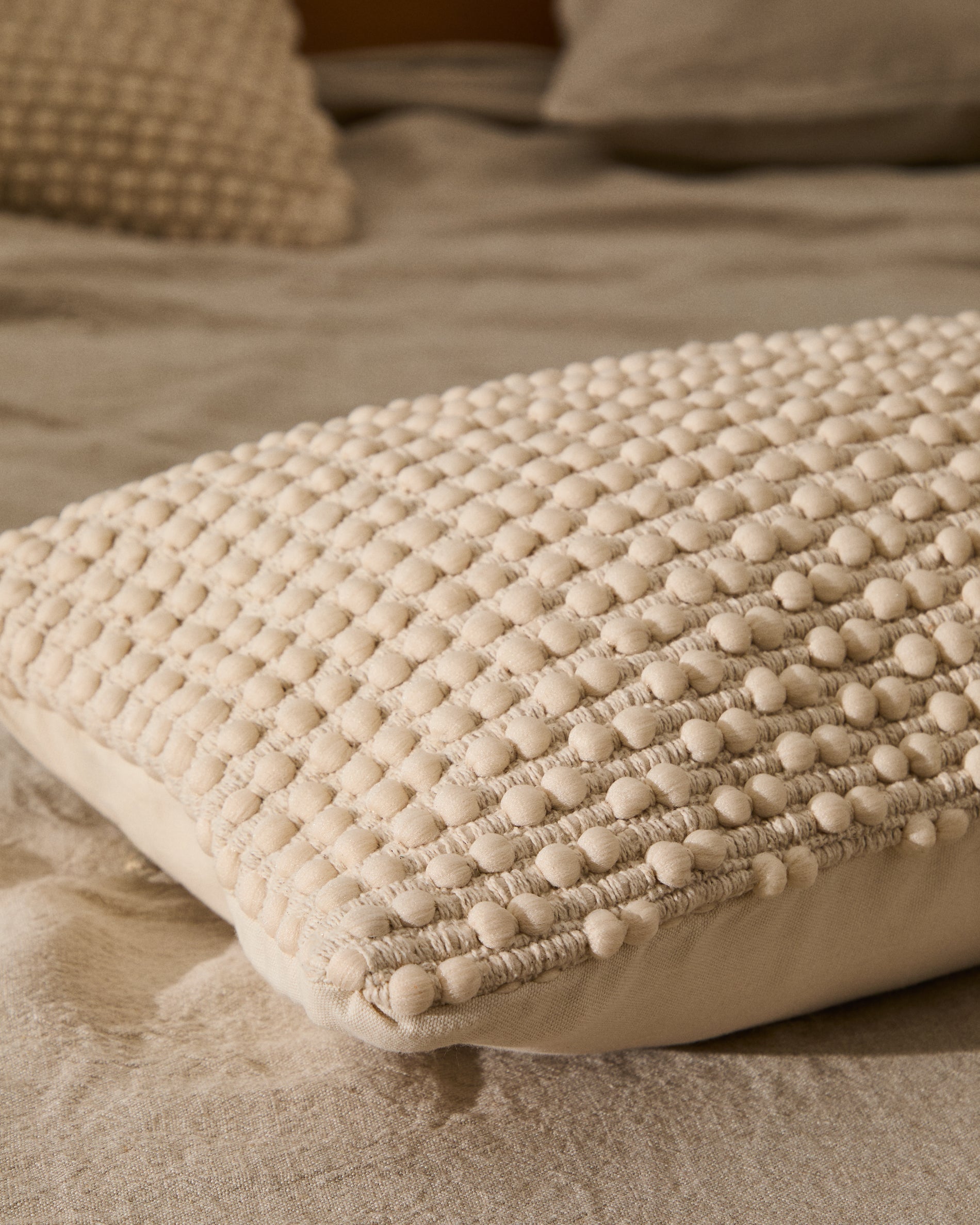 Mascarell white cotton and polyester cushion cover 40 x 60 cm - Lifestyle