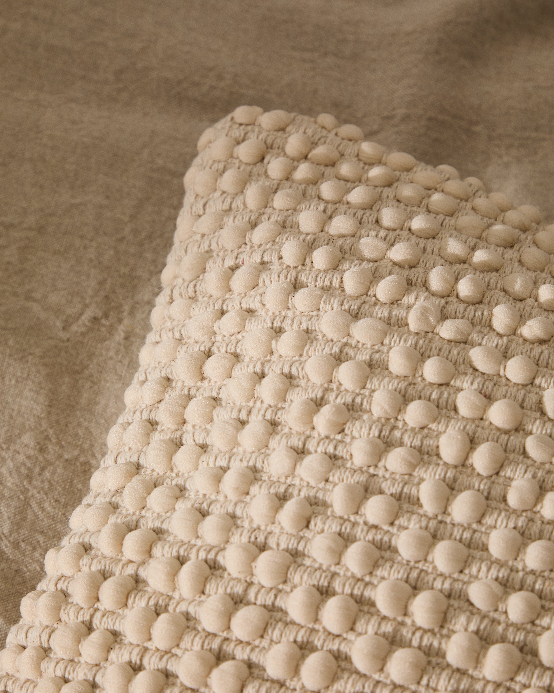 Mascarell white cotton and polyester cushion cover 50 x 50 cm - Lifestyle