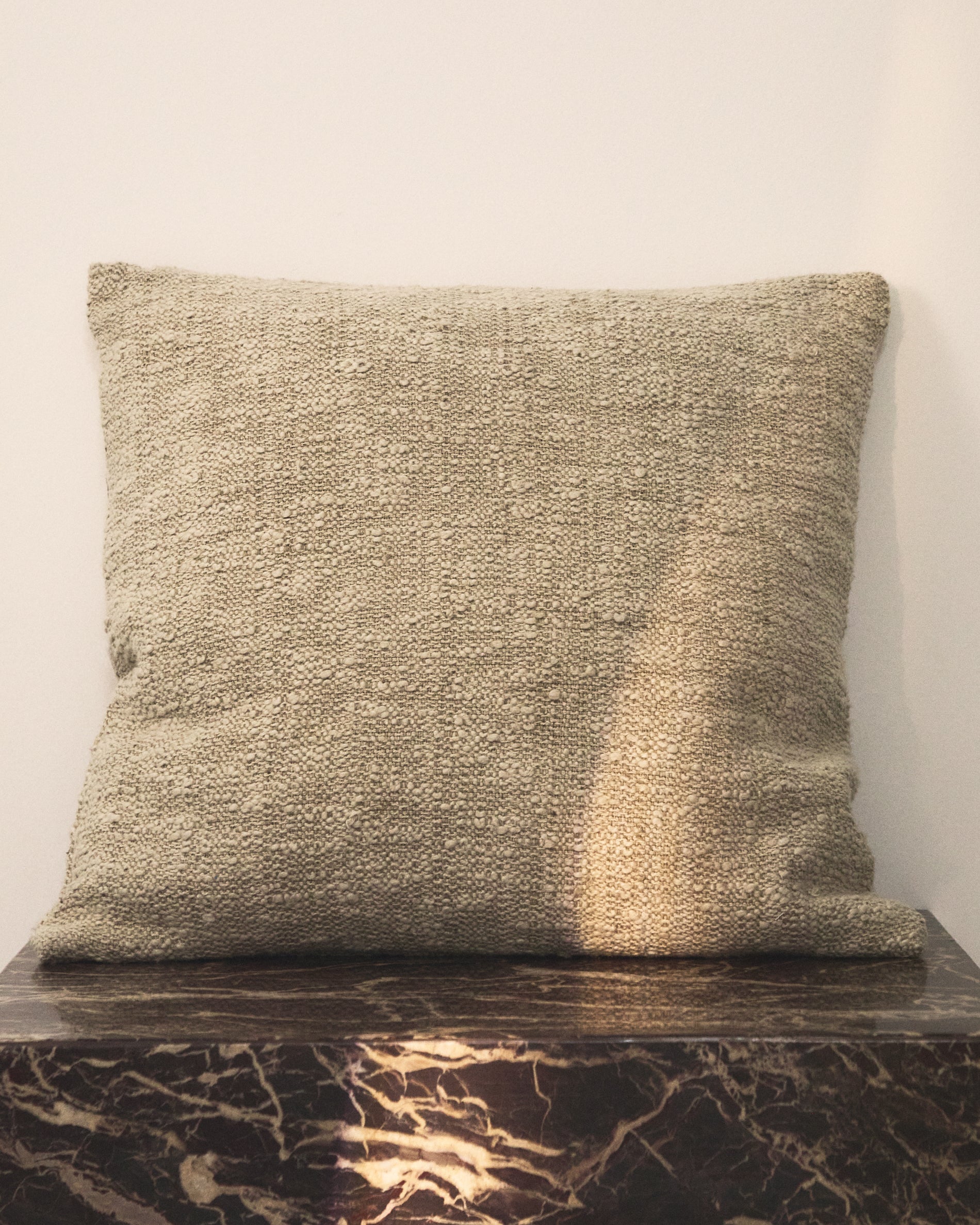 Mevia cushion cover in beige linen blend 50 x 50 cm - Lifestyle