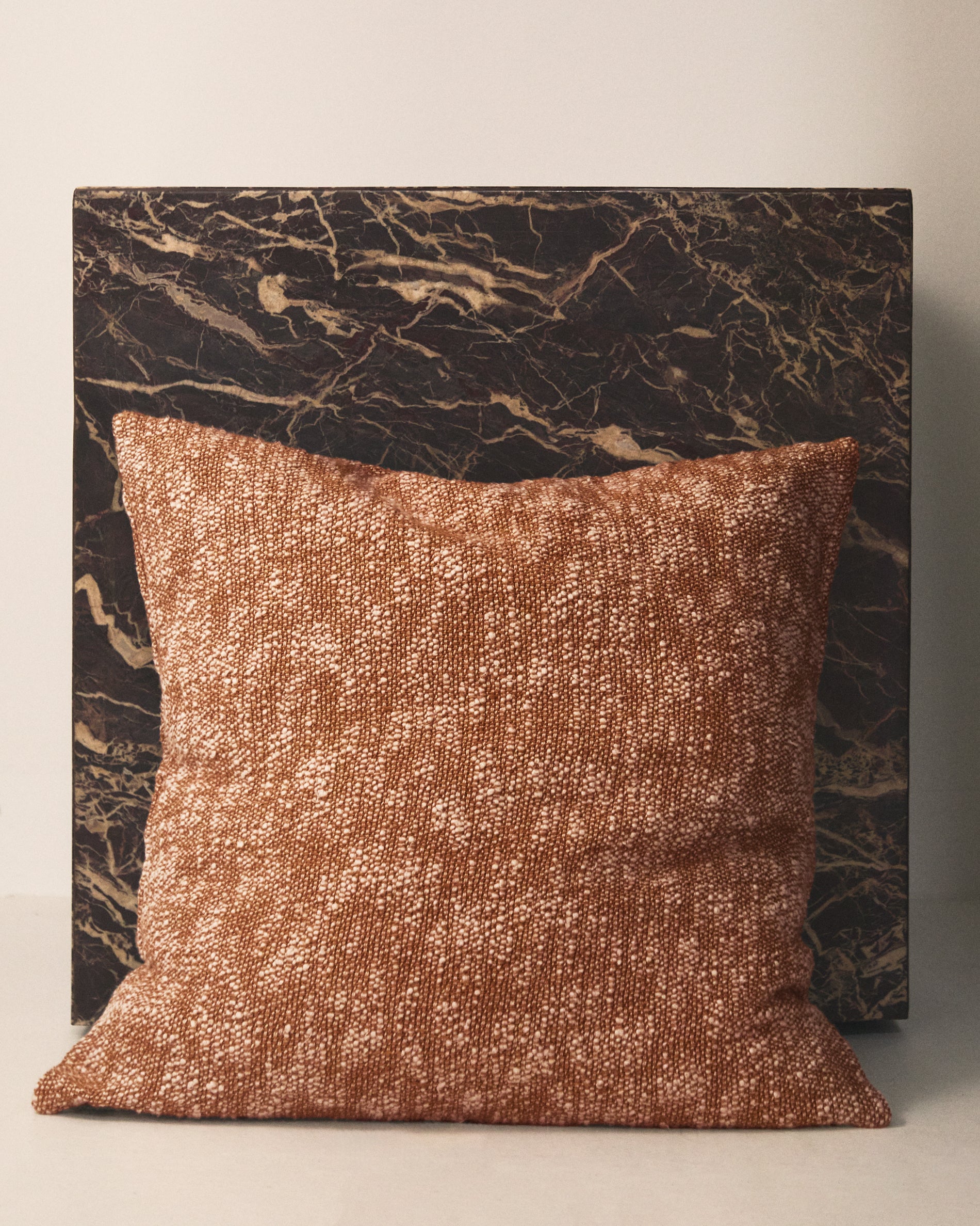 Mevia cushion cover in beige and orange linen blend 50 x 50 cm - Lifestyle