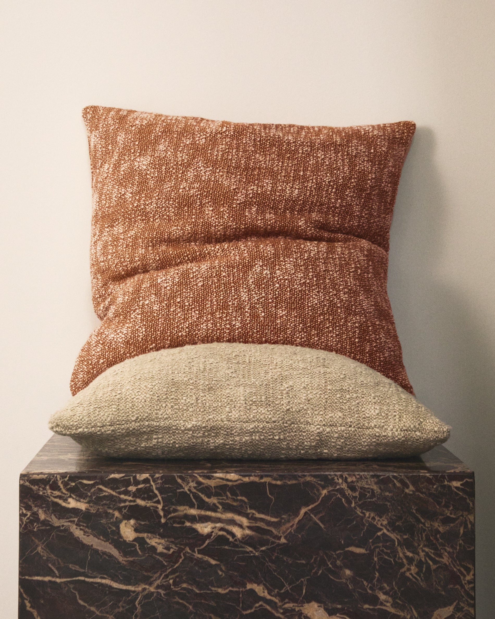 Mevia cushion cover in beige linen blend 50 x 50 cm - Lifestyle