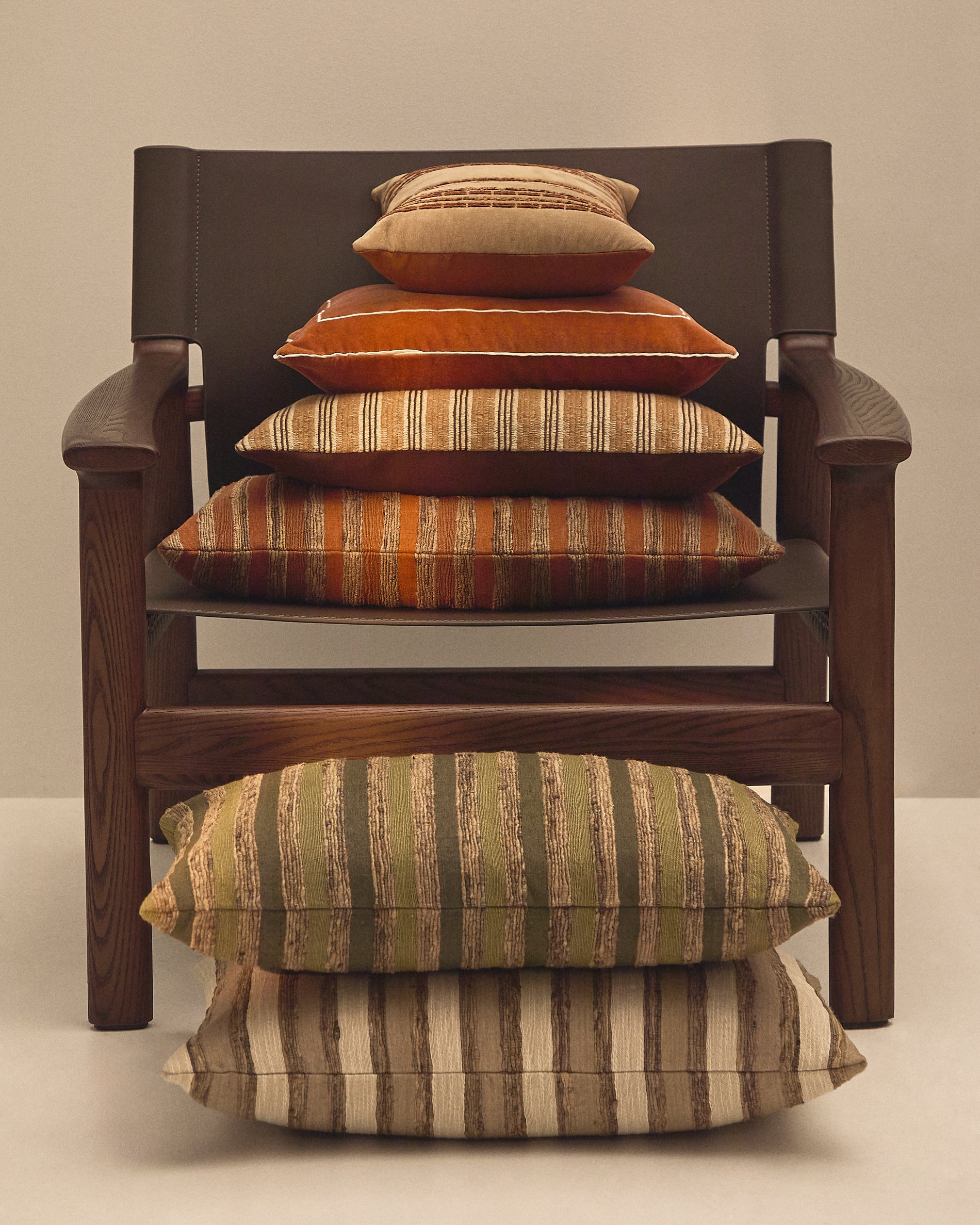 Dorevi ecru striped silk blend jacquard cushion cover 40 x 60cm - Lifestyle