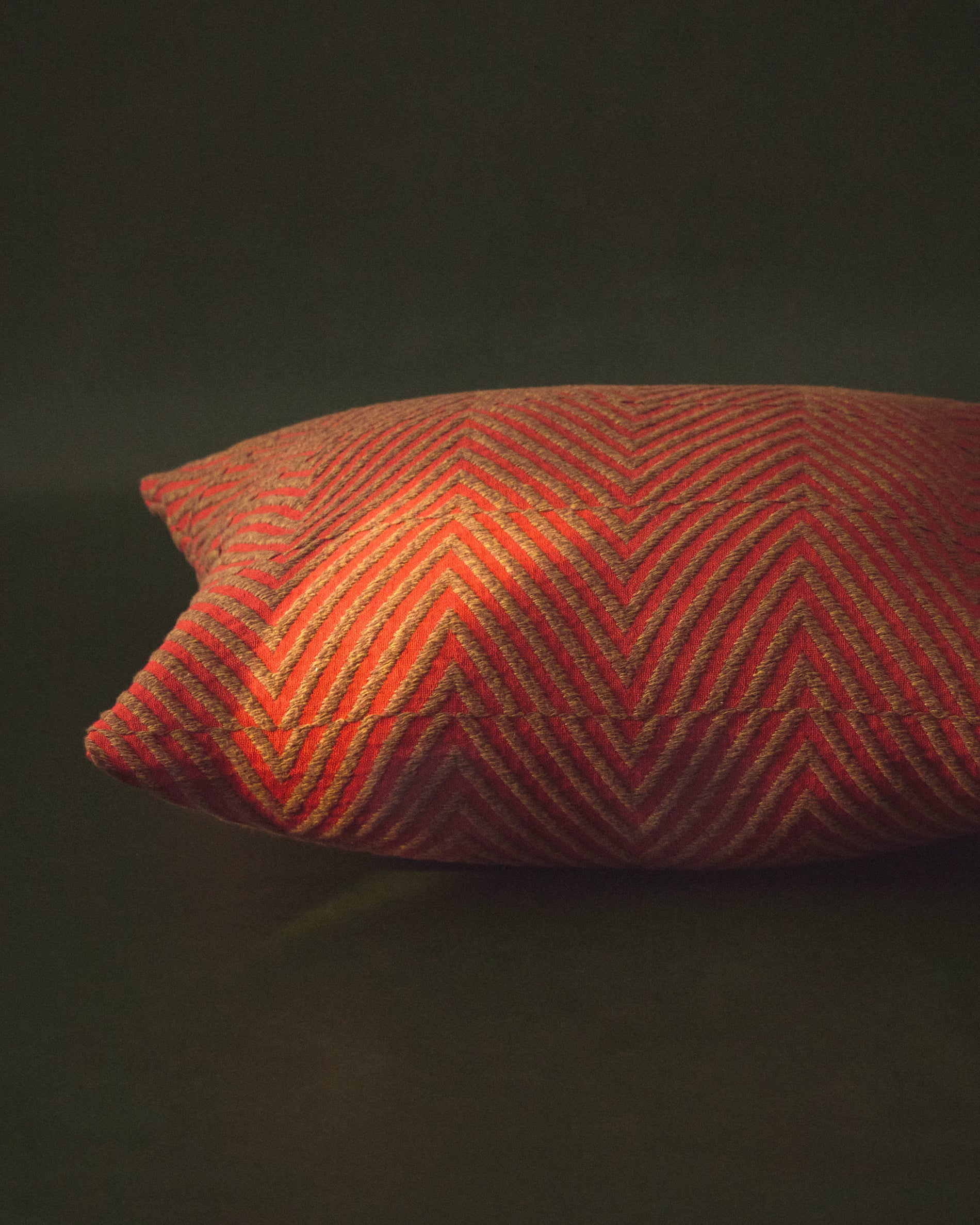 Lunver cushion cover in red chevron jacquard 50 x 50 cm - Lifestyle