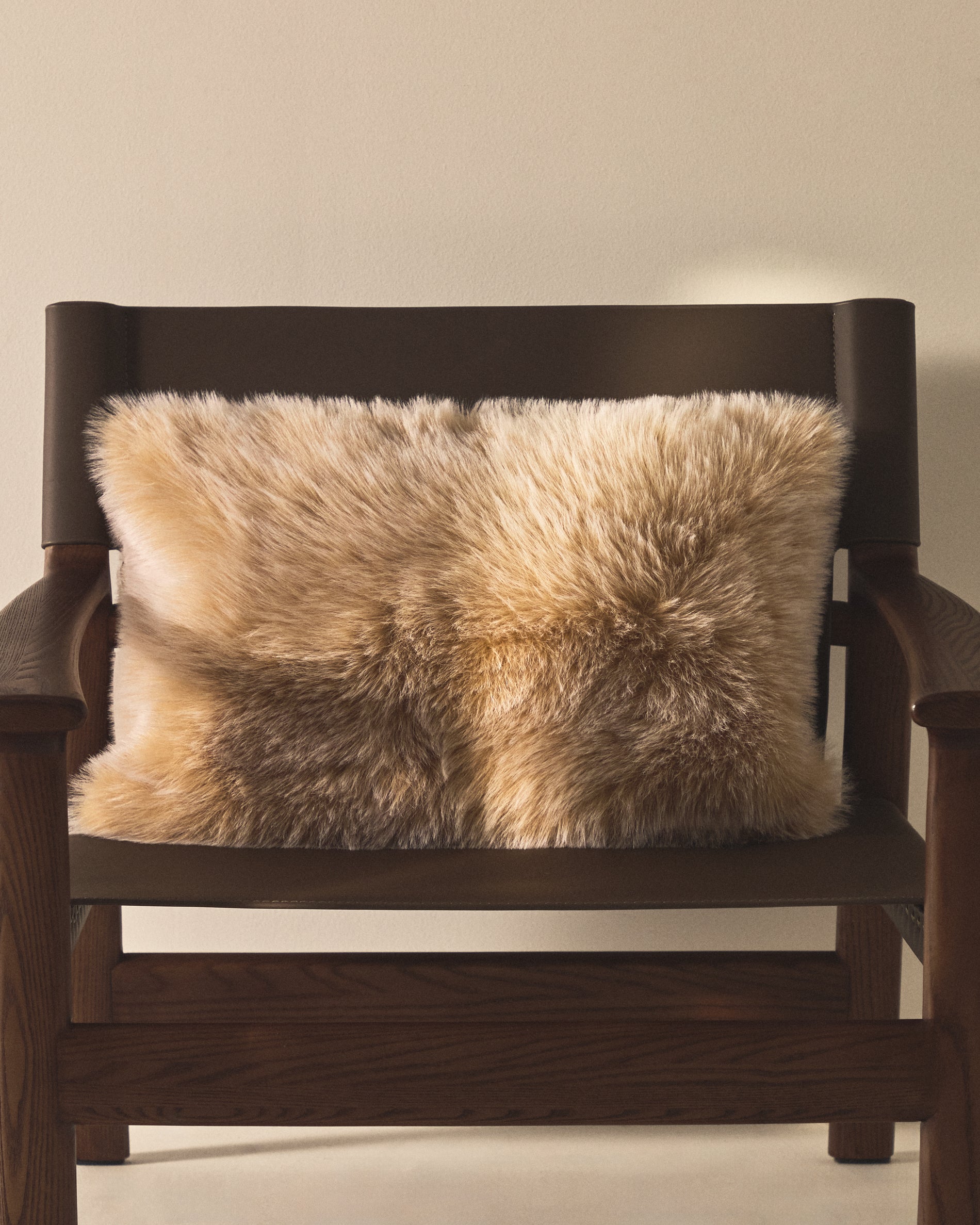 Lisara ecru two-tone faux-fur cushion cover 40 x 60cm - Lifestyle