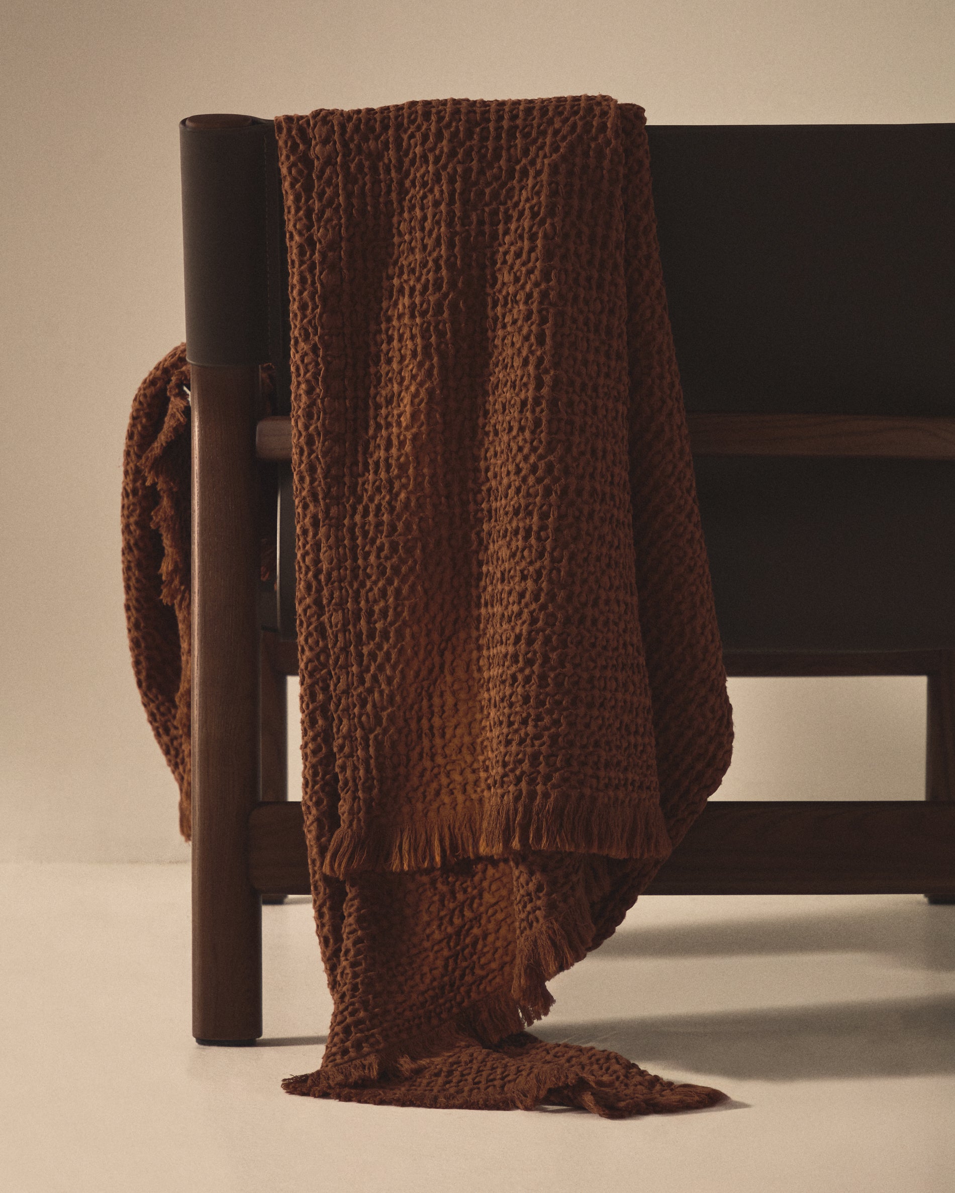 Nulina 100% cotton waffle blanket in dark orange 130 x 170 cm - Lifestyle