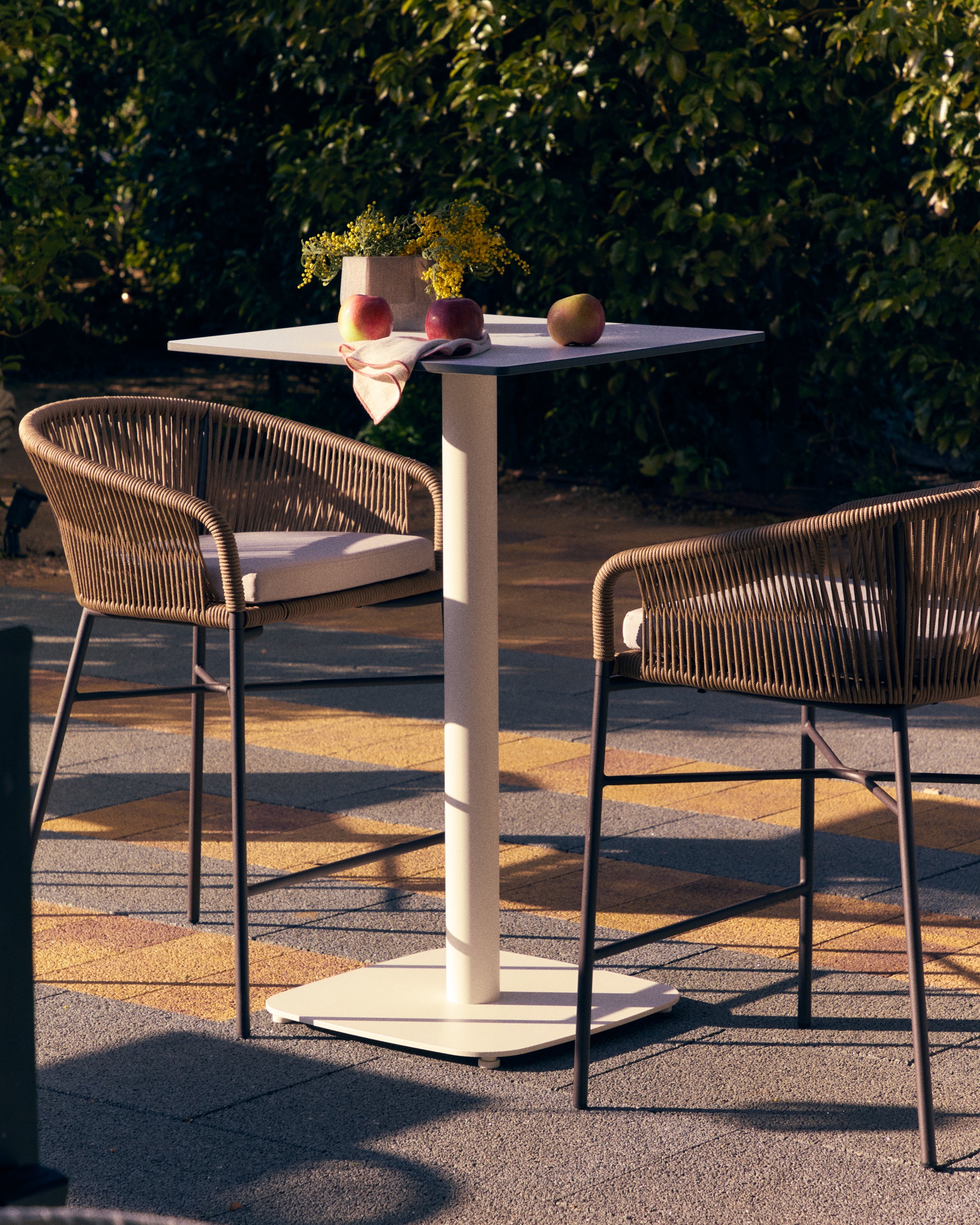 Dina high outdoor table in white with metal leg in a painted white finish, 60x60x96 cm - Lifestyle