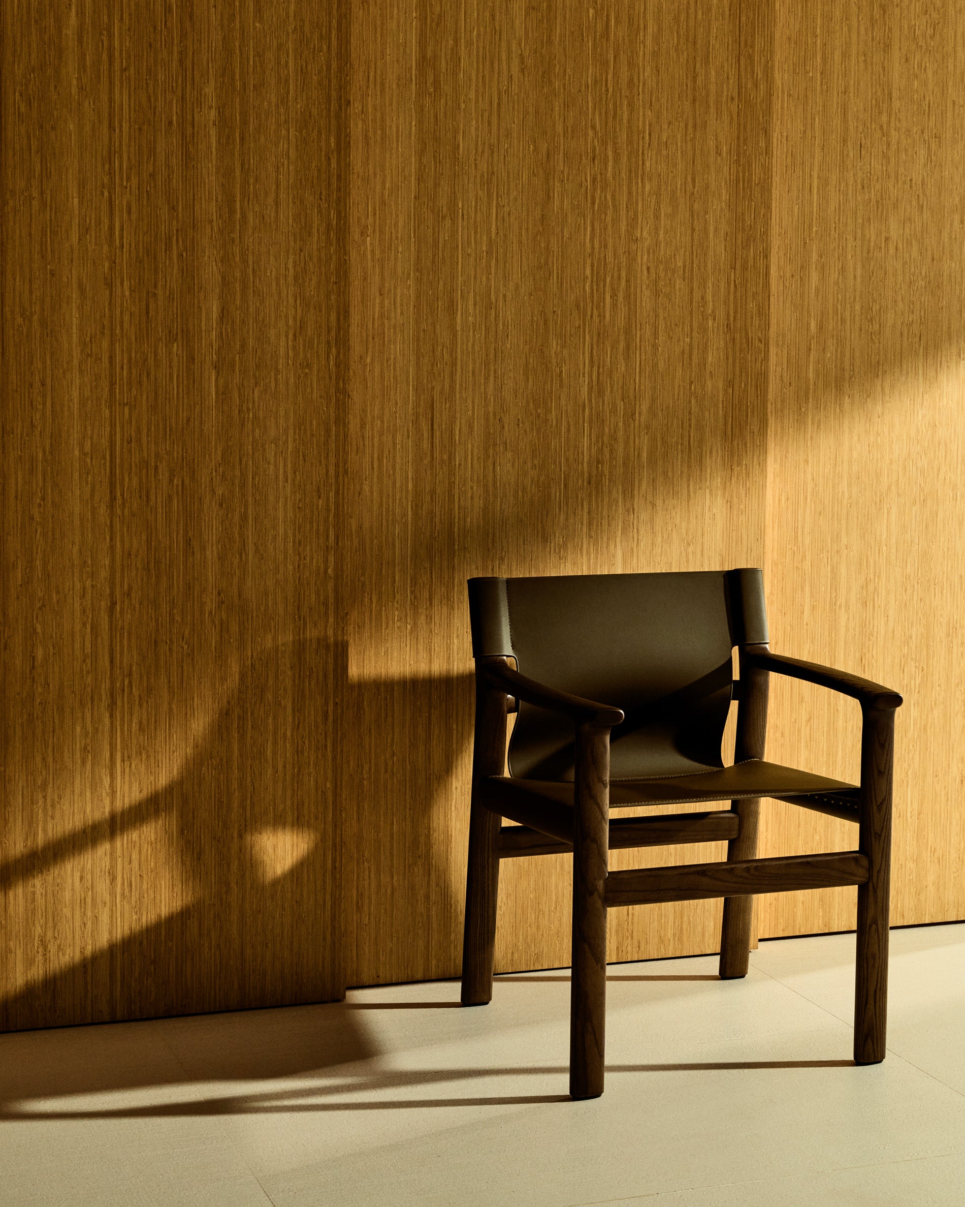 Jan chair made of dark brown recycled leather fibres and FSC 100% solid ash wood with walnut-coloured finish - Lifestyle