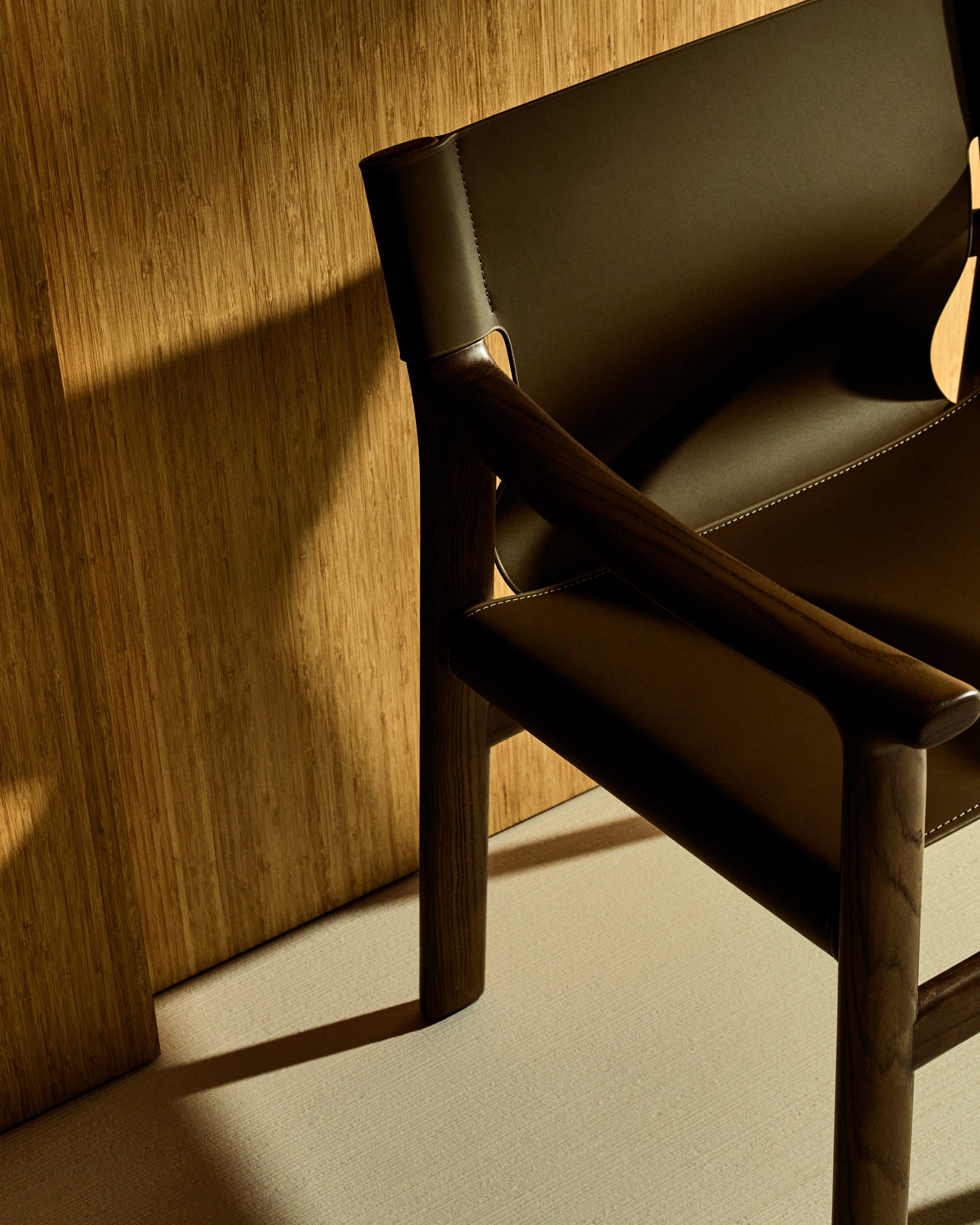 Jan chair made of dark brown recycled leather fibres and FSC 100% solid ash wood with walnut-coloured finish - Lifestyle