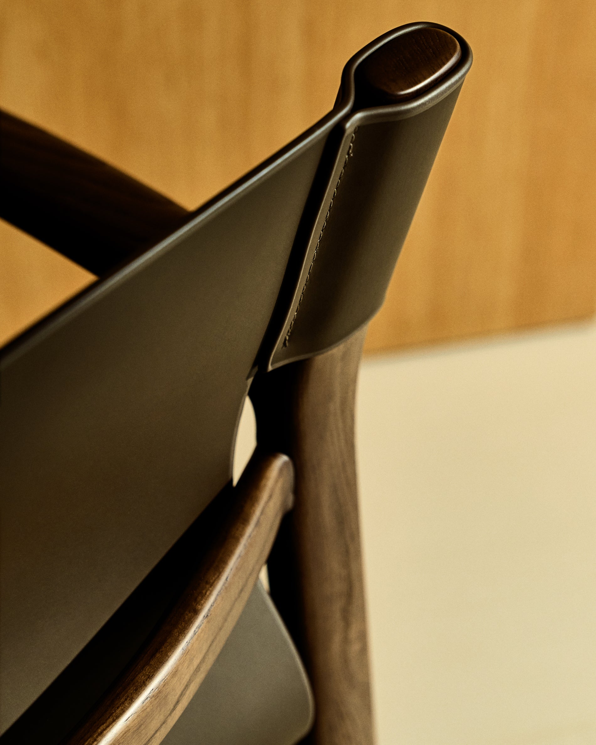 Jan chair made of dark brown recycled leather fibres and FSC 100% solid ash wood with walnut-coloured finish - Lifestyle