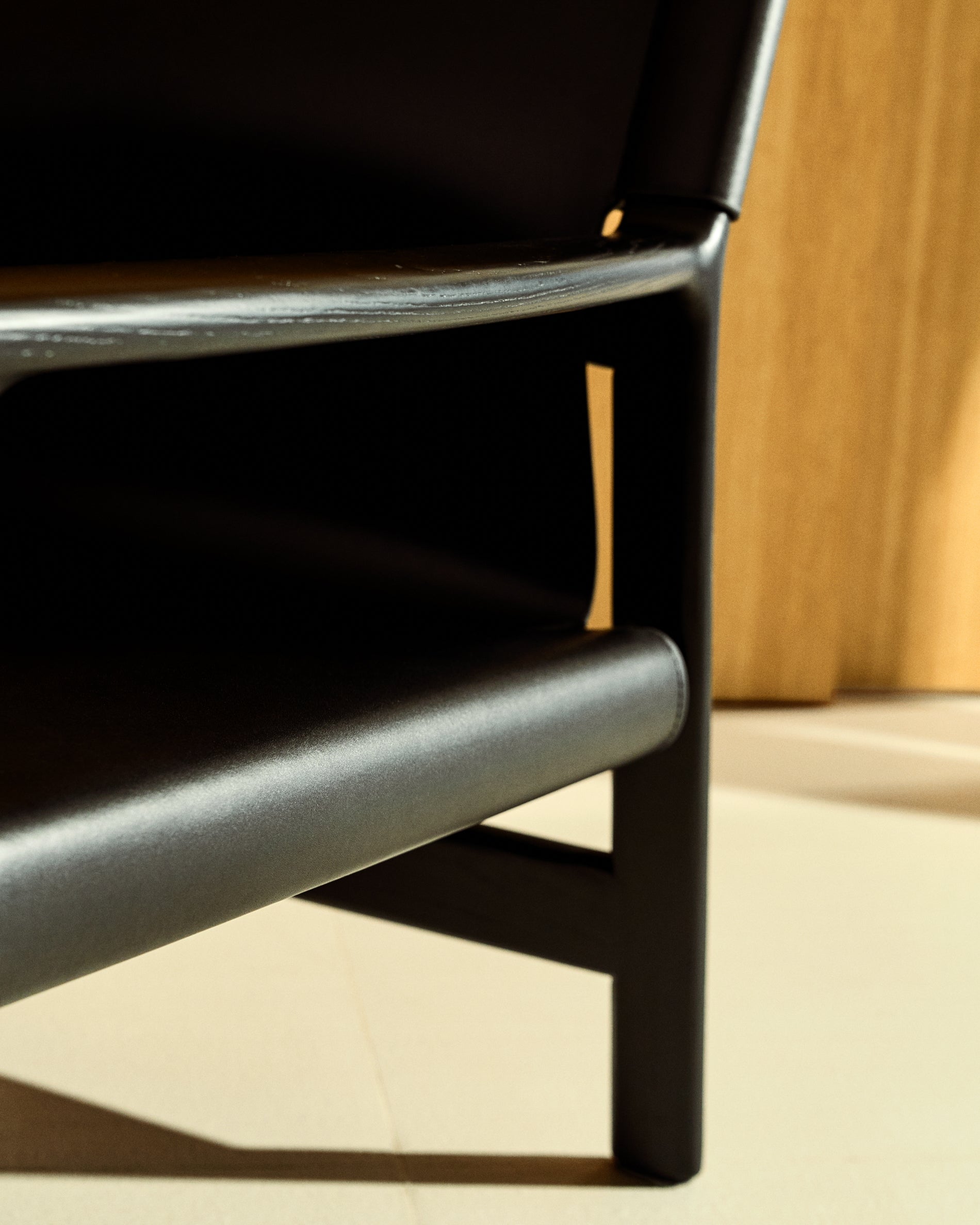 Jan armchair made of black recycled leather fibres and FSC 100% solid ash wood with black finish - Lifestyle