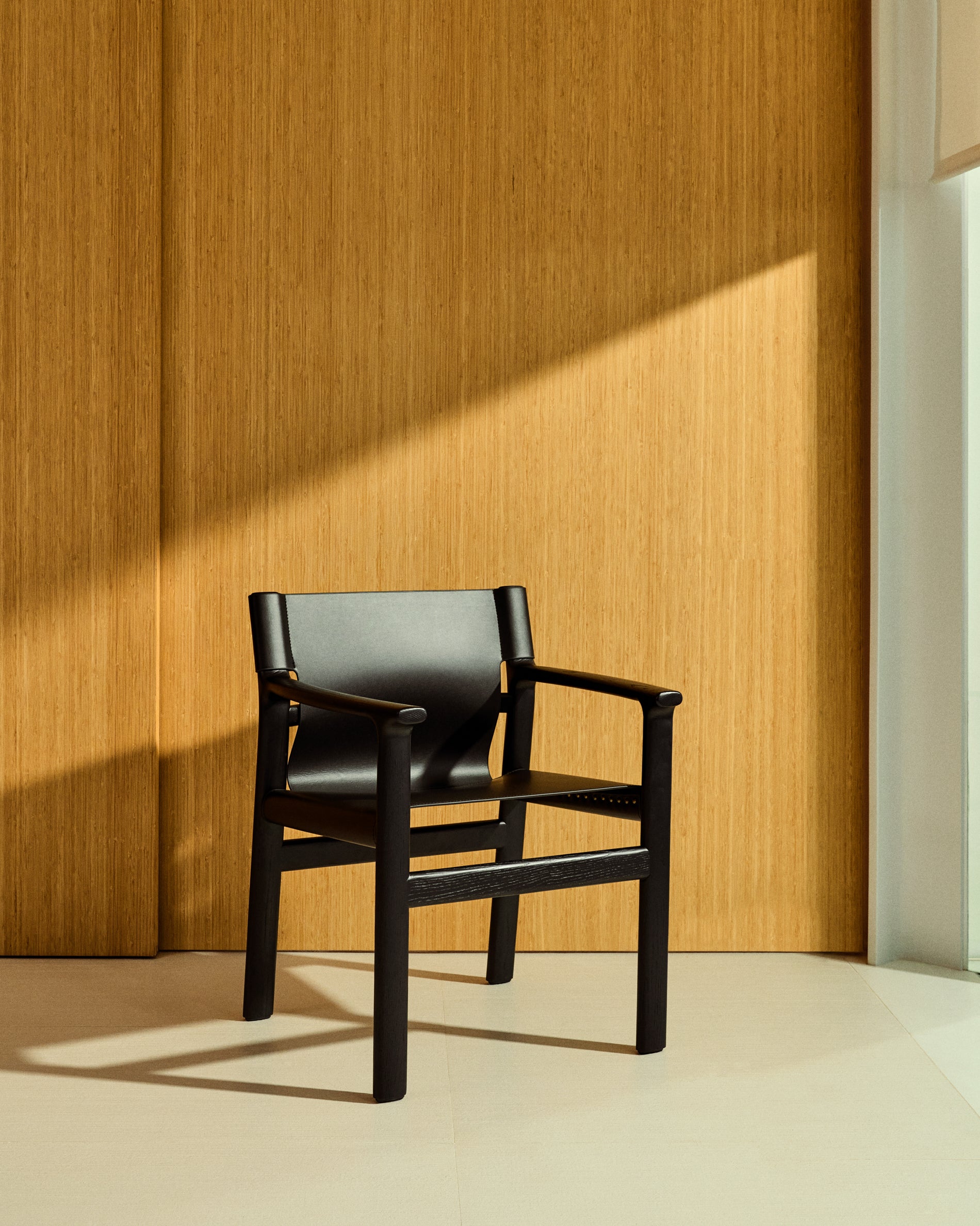 Jan chair made of black recycled leather fibres and FSC 100% solid ash wood with black finish - Lifestyle