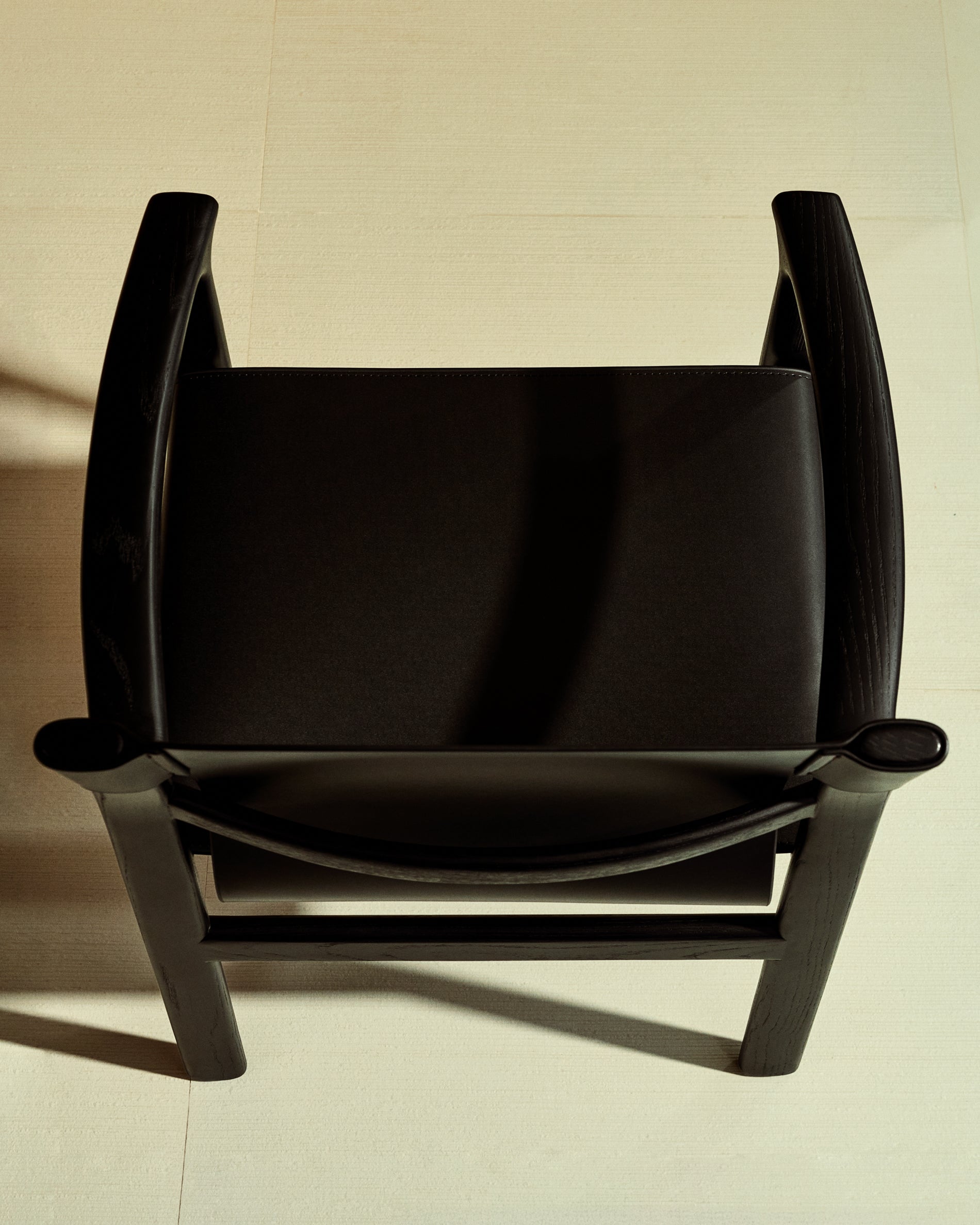 Jan chair made of black recycled leather fibres and FSC 100% solid ash wood with black finish - Lifestyle