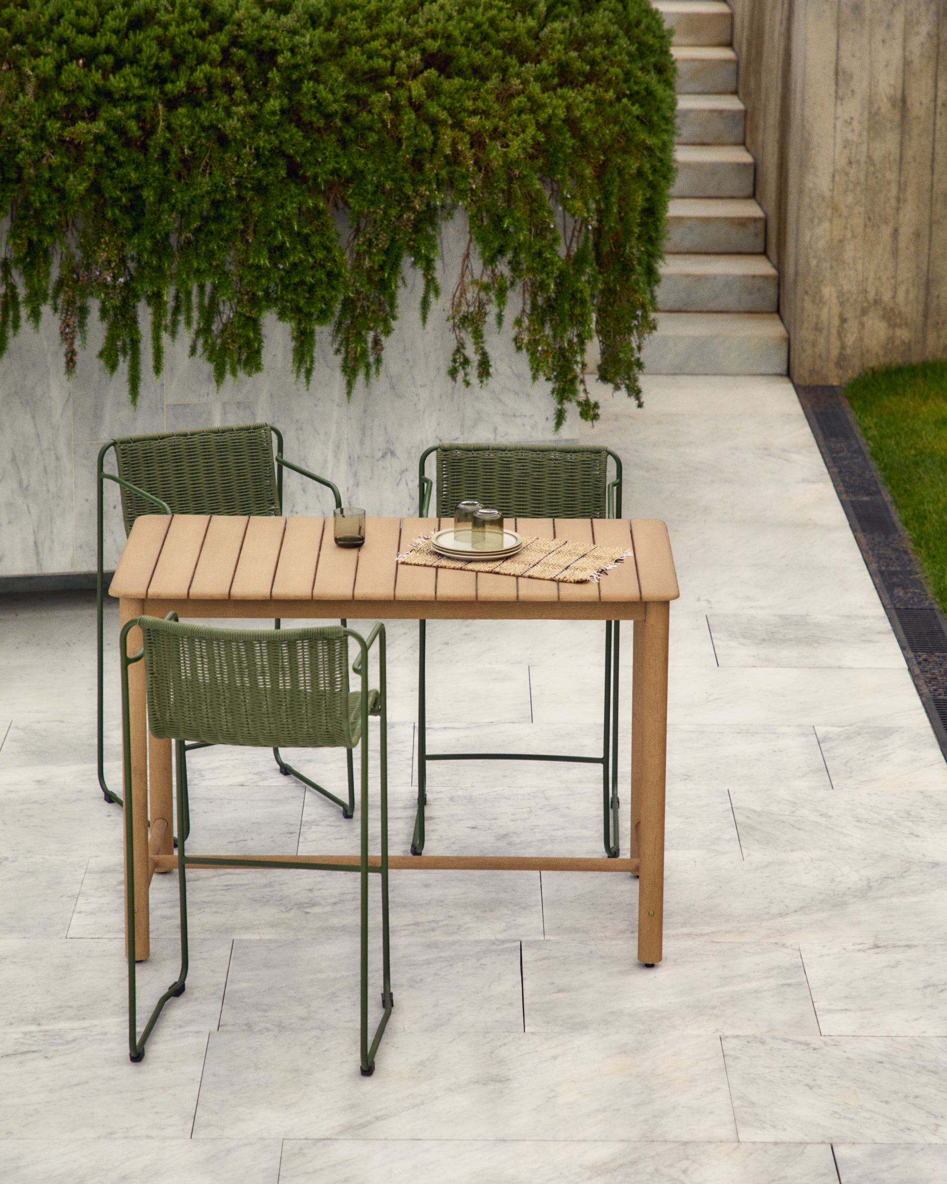 Sori table in FSC 100% solid acacia wood 135 x 78cm - Lifestyle