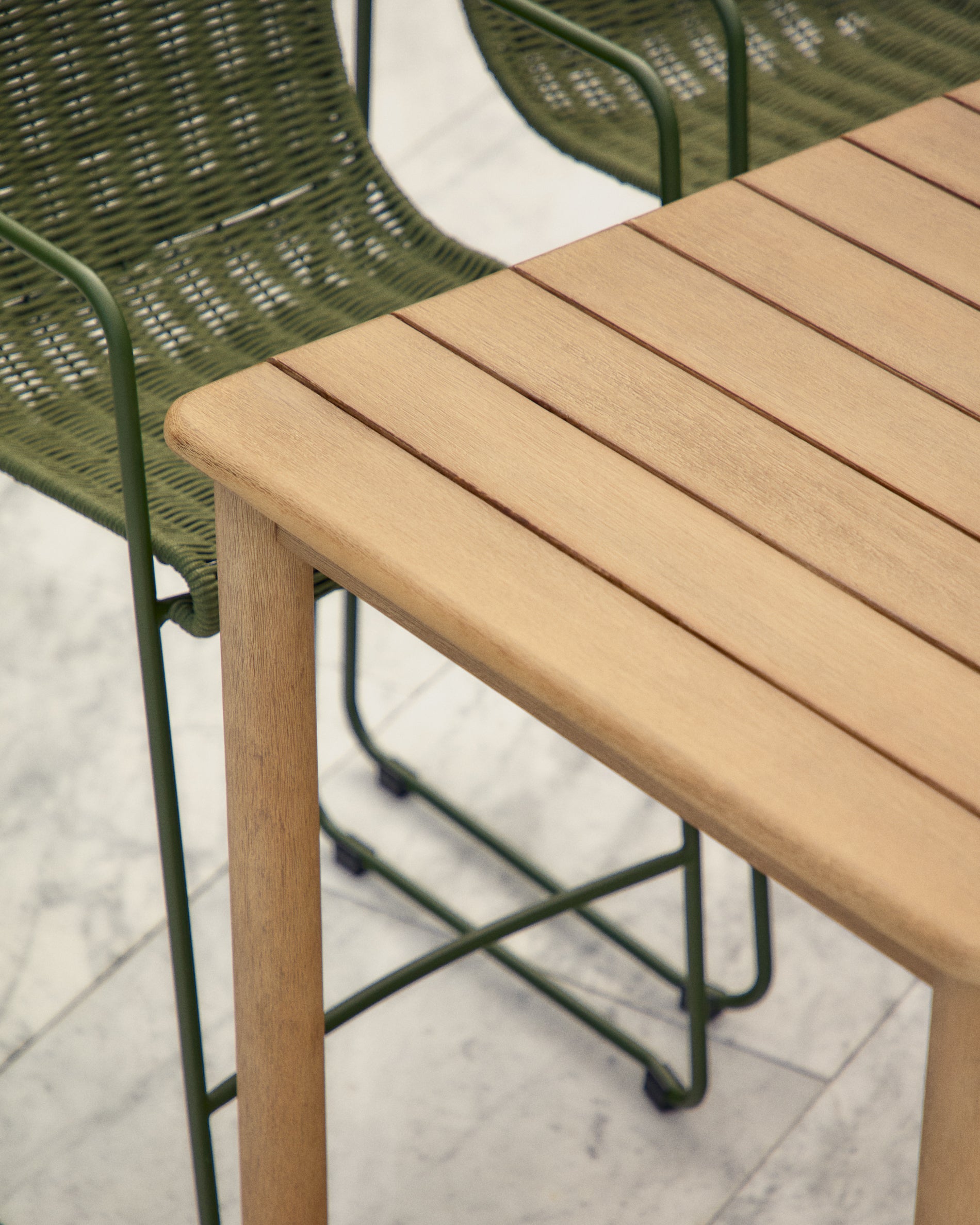 Sori table in FSC 100% solid acacia wood 135 x 78cm - Lifestyle
