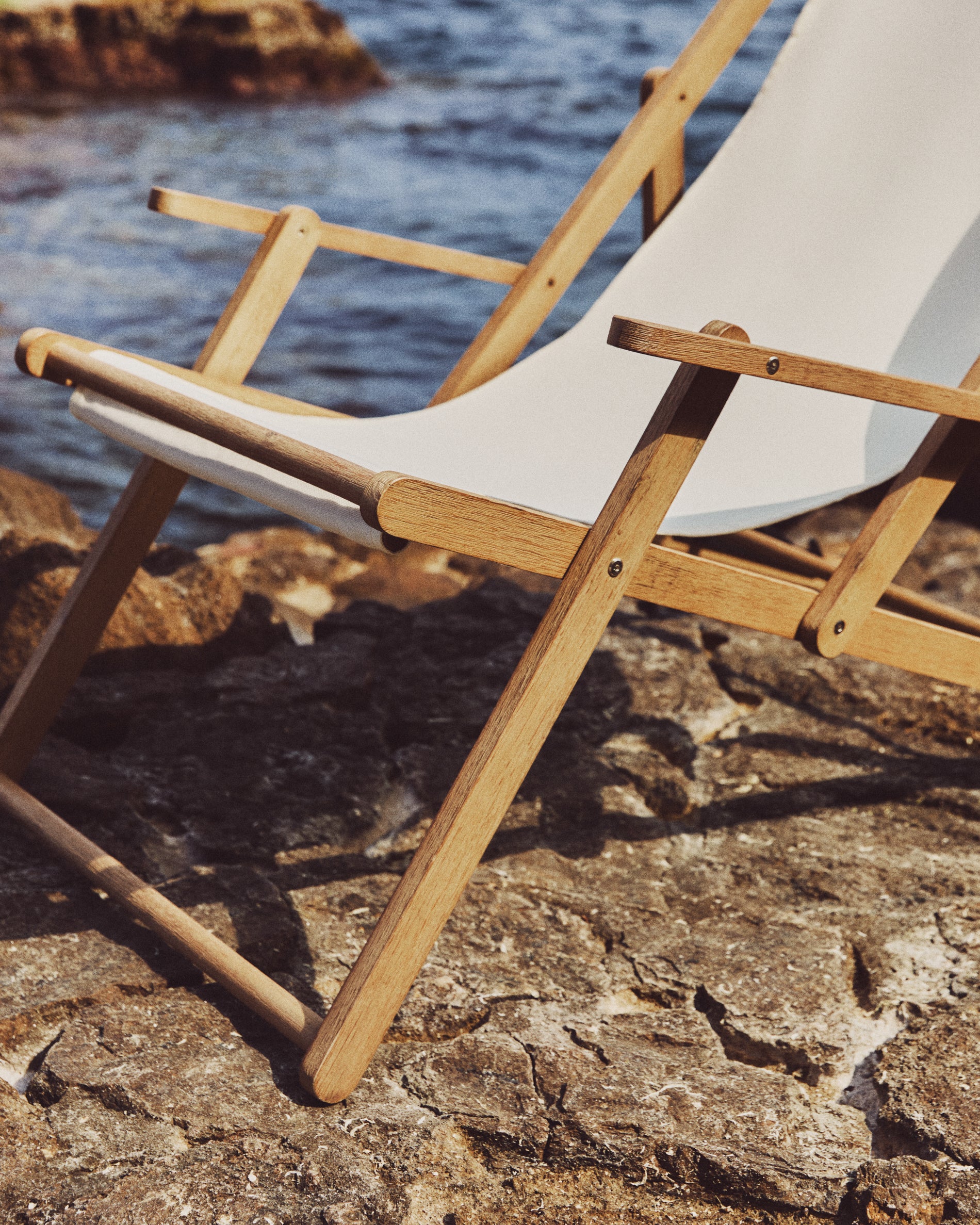 Vilara white outdoor folding deck chair made of FSC 100% solid acacia wood - Lifestyle
