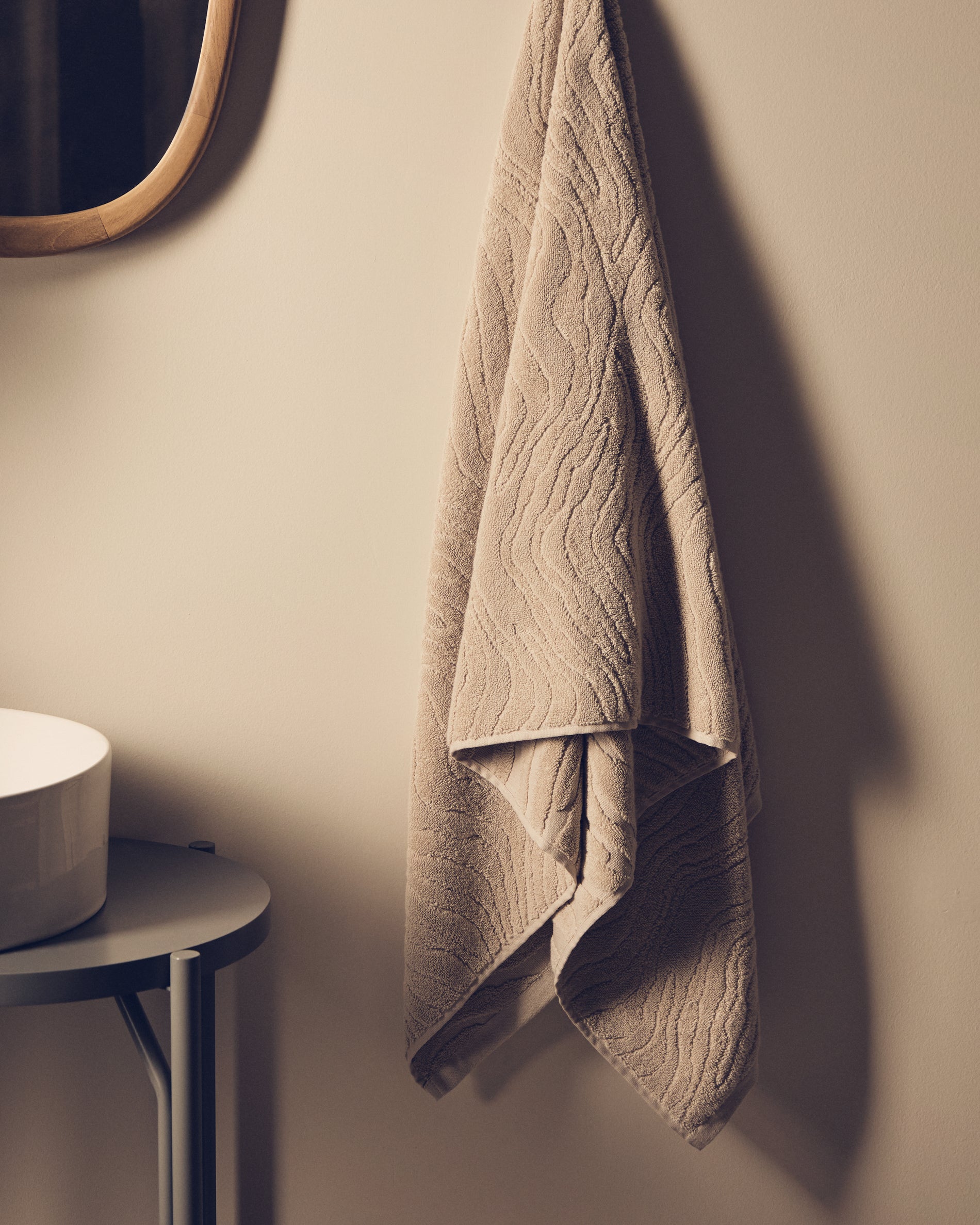 Dalira 100% cotton beige zebra jacquard bath towel 70 x 140cm - Lifestyle