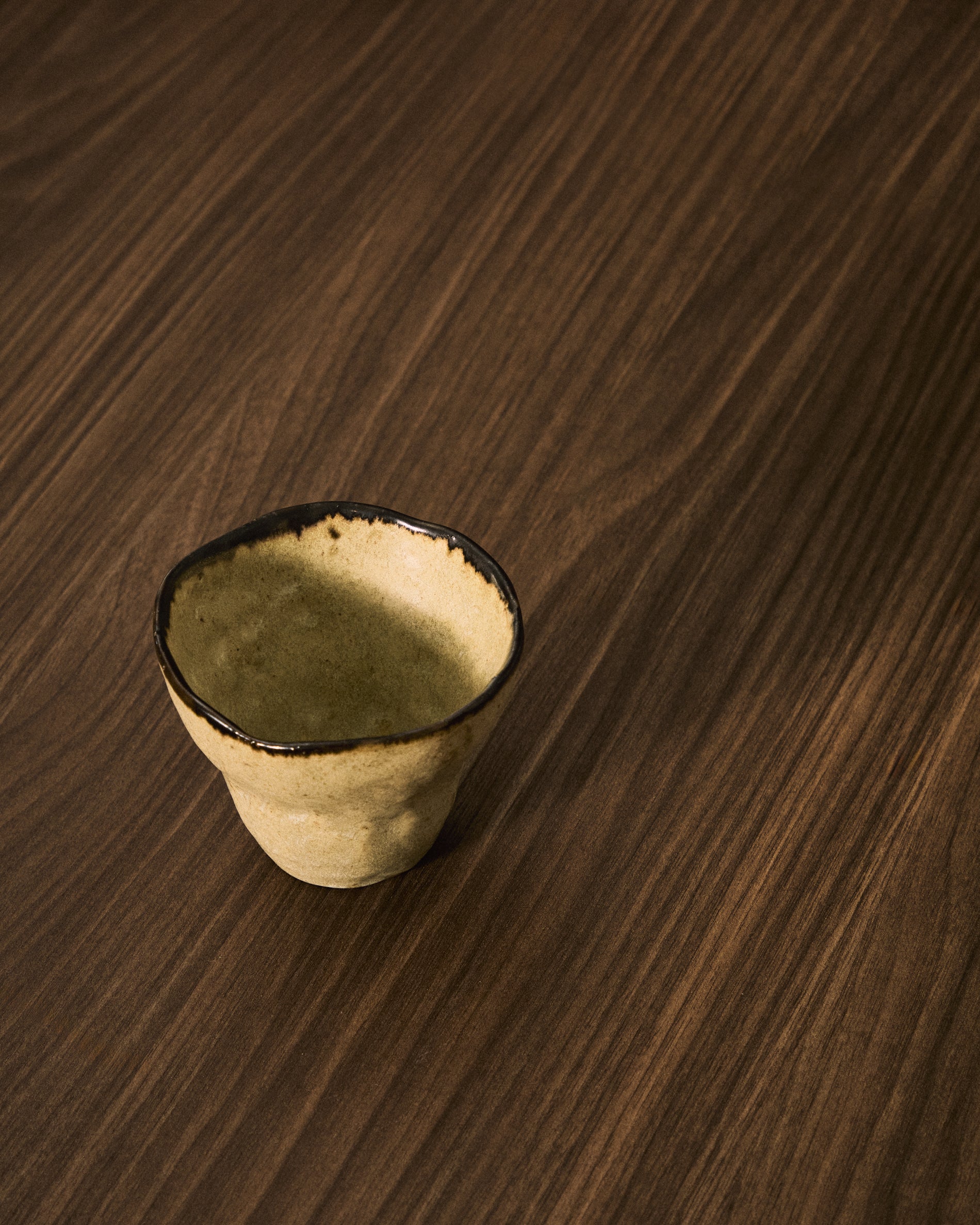 Abela mug in brown ceramic - Lifestyle