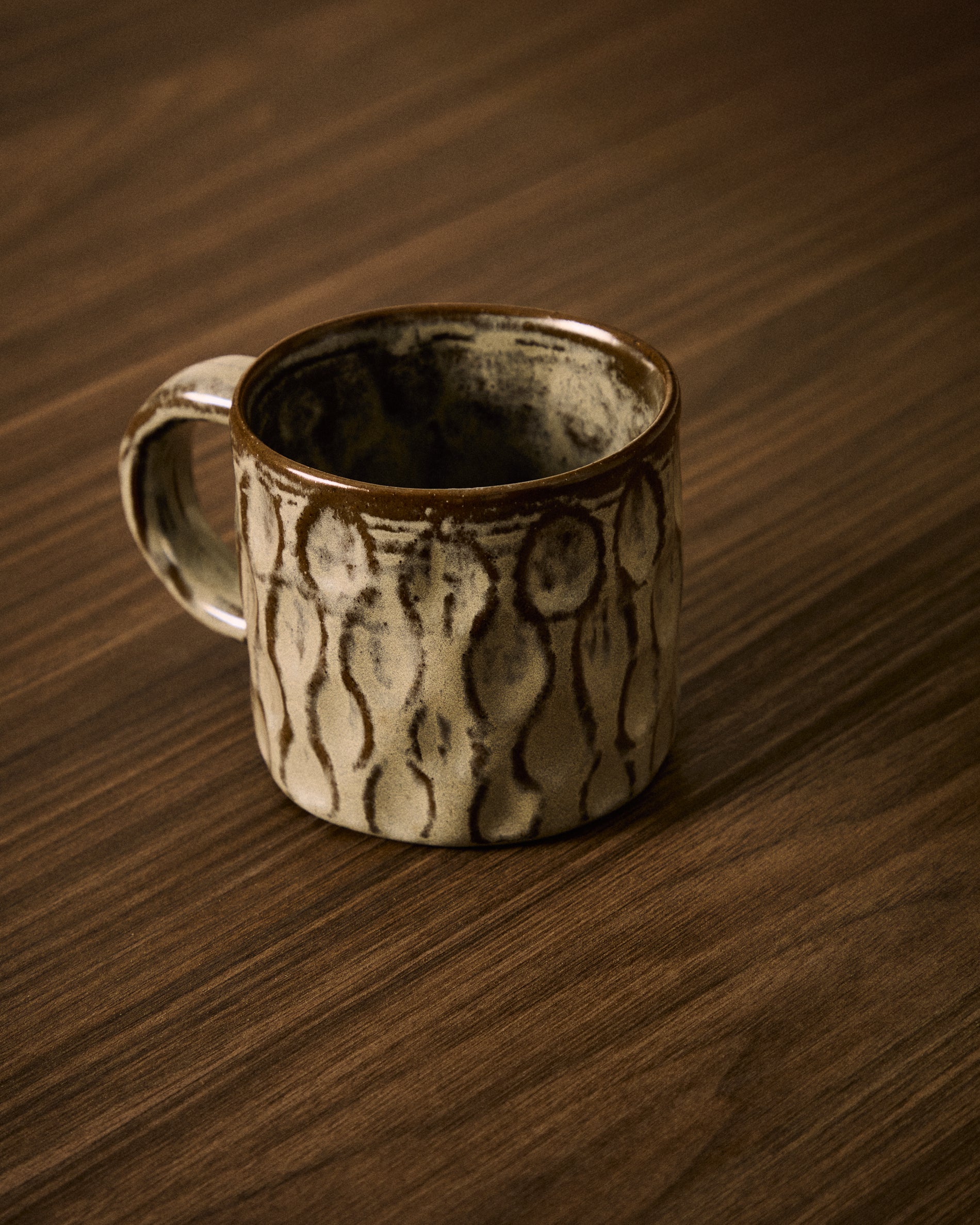 Alenia mug in brown ceramic - Lifestyle