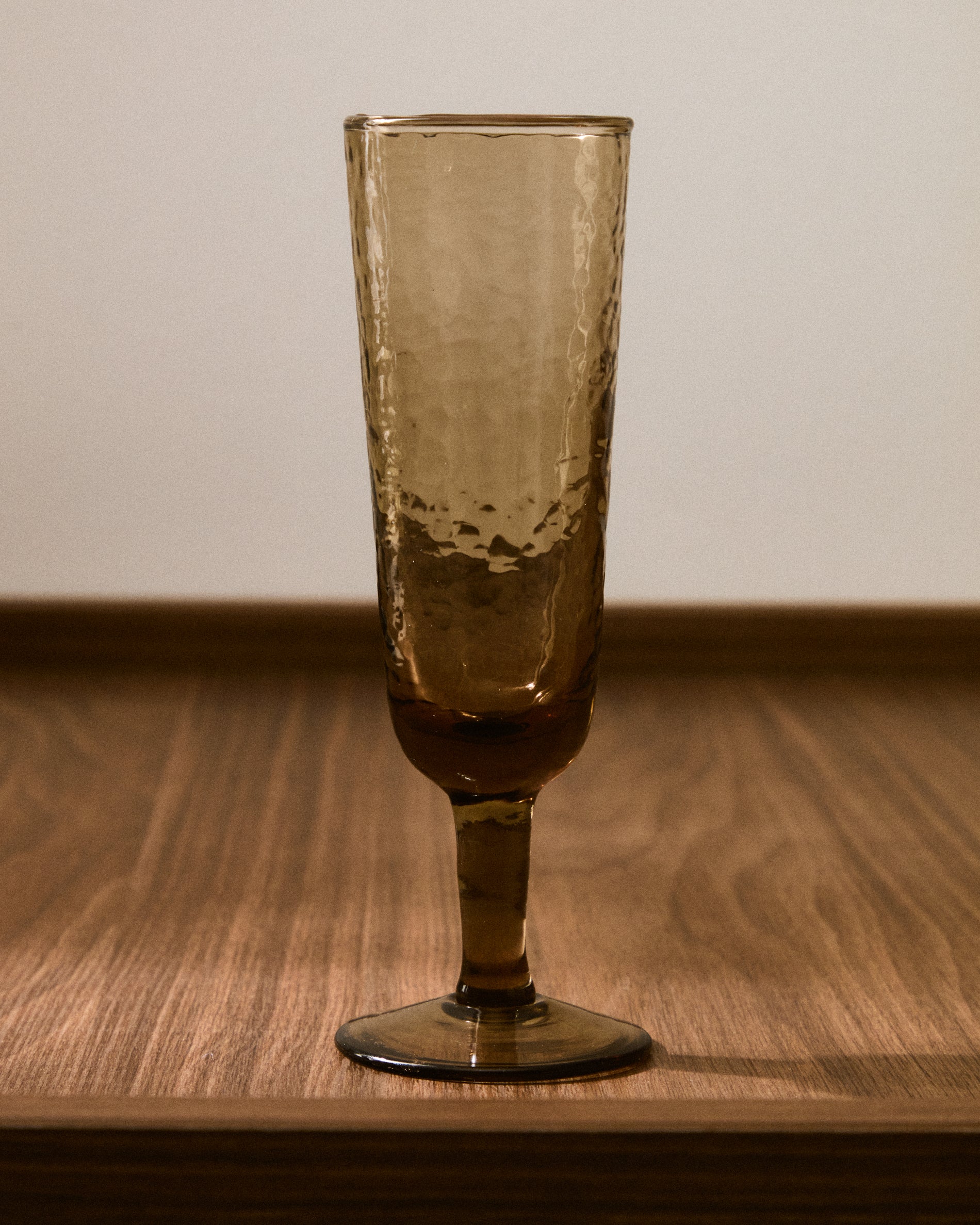 Sileia wine glass made of brown recycled glass - Lifestyle
